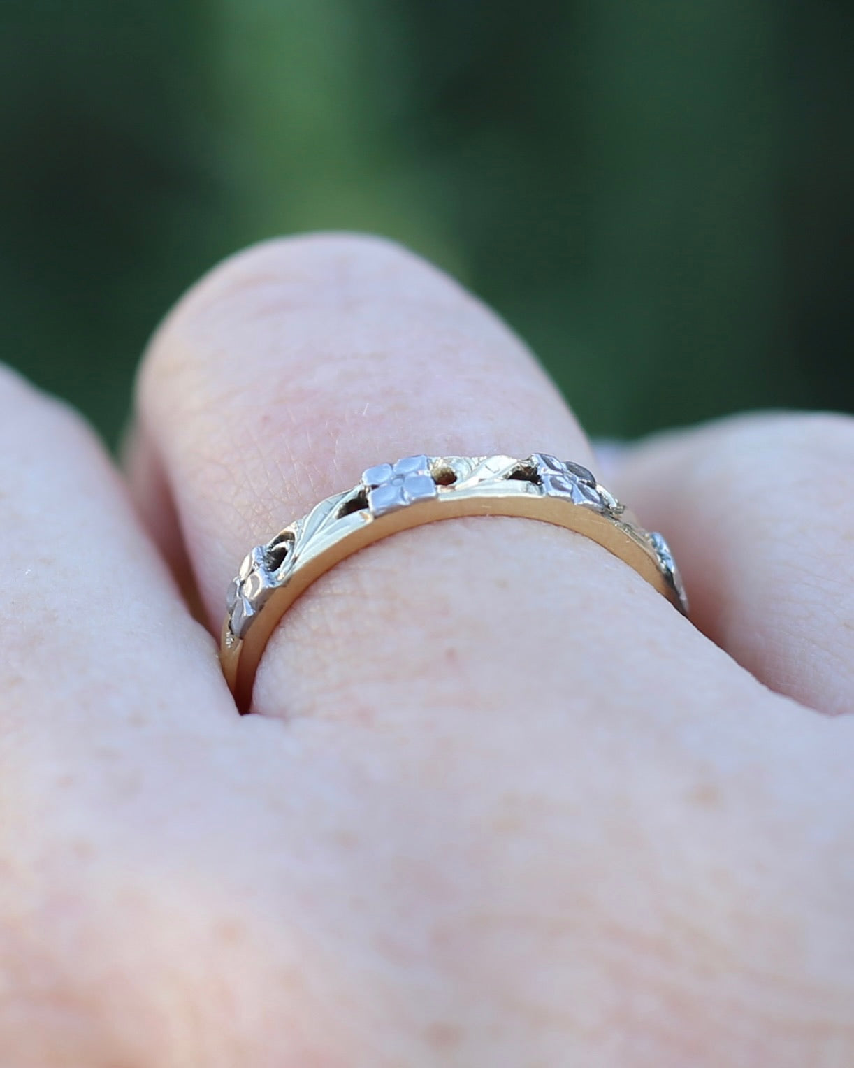 Pristine Vintage Mixed Metal Floral Wedder, 18ct Yellow and White Gold, size 8 or just over P1/2
