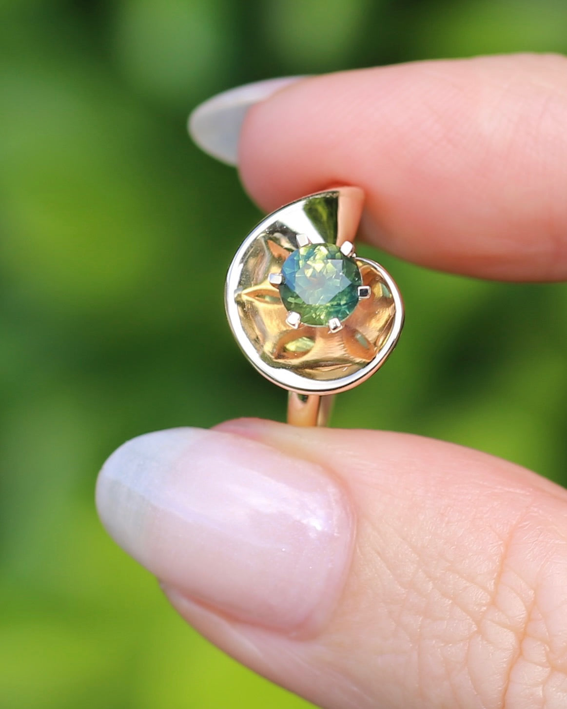 0.925ct Parti Sapphire in Vintage 9ct Gold Swirl Ring, 9ct Yellow Gold, size N or 6.75