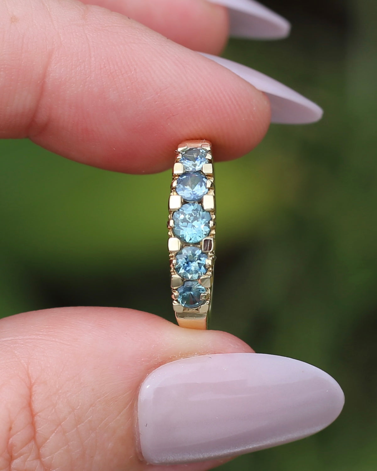 1.15ct Blue and Yellow Parti Sapphire Five Stone Ring in Angular Settings, 9ct Yellow Gold, size O or 7.25, 2.78g