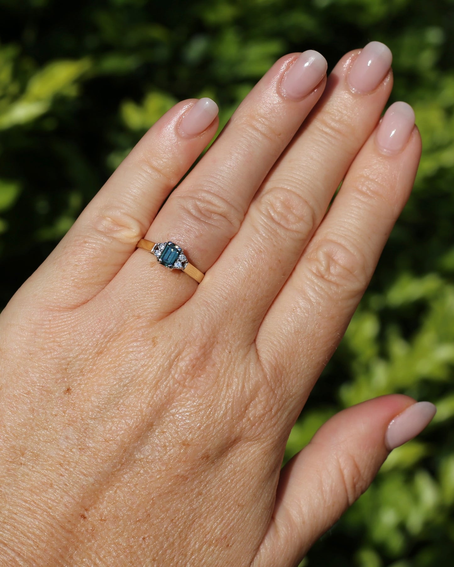 East African 0.725ct Teal Sapphire in Vintage Diamond Ring, 9ct Yellow and White Gold, size N1/2 or 7, 2.54g