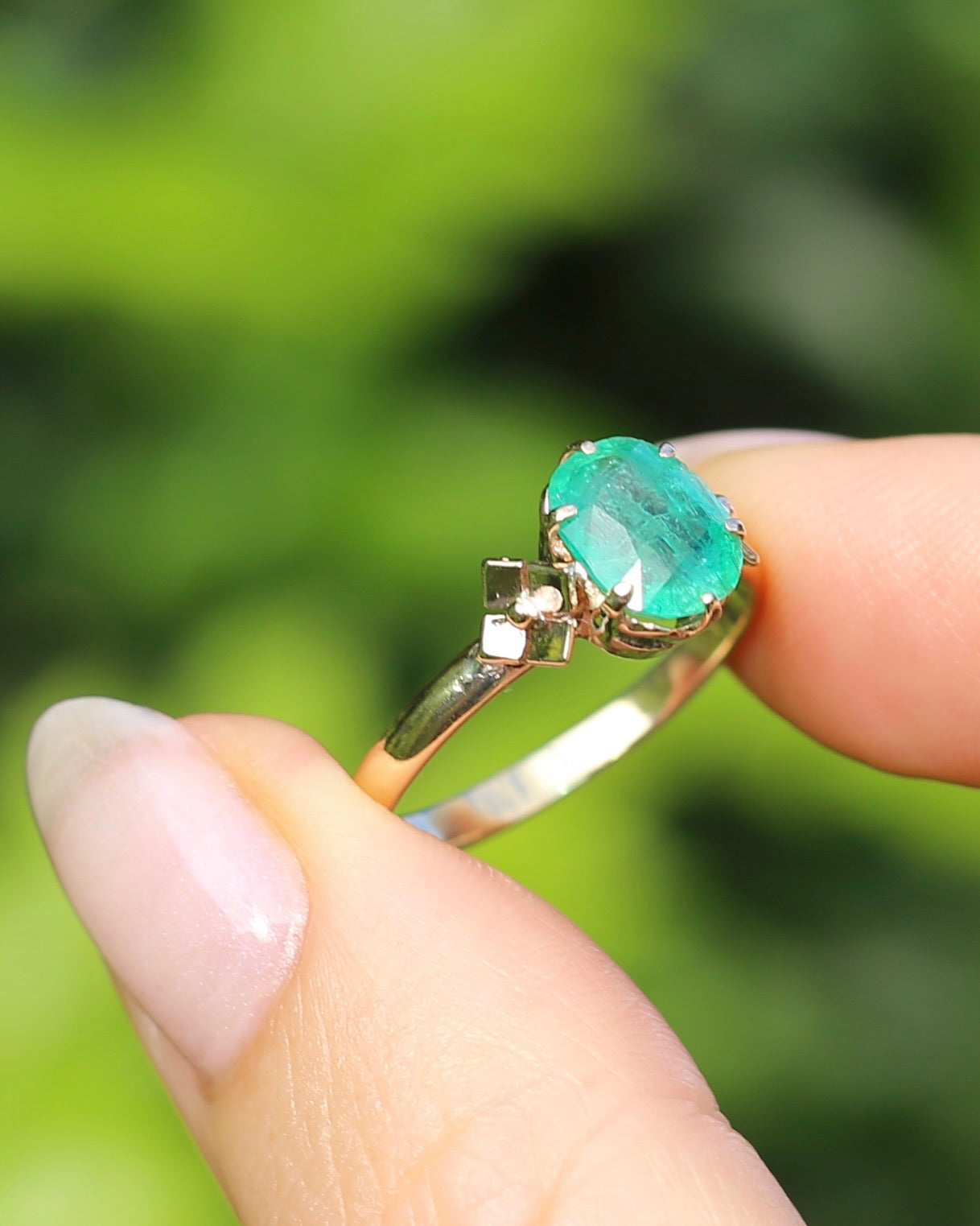 1.79ct Natural Untreated Oval Emerald in Circa 1960s 18ct Yellow Gold Claw Set Ring, 18ct Yellow Gold, size Q1/2 or 8.5, with Valuation