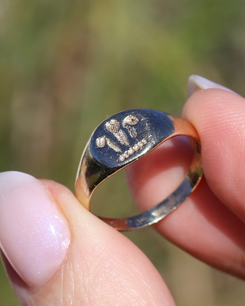 1984 Made Hand Carved Welsh Feather Signet Ring, 9ct Yellow Gold, size Q or just over 8, 2.45g