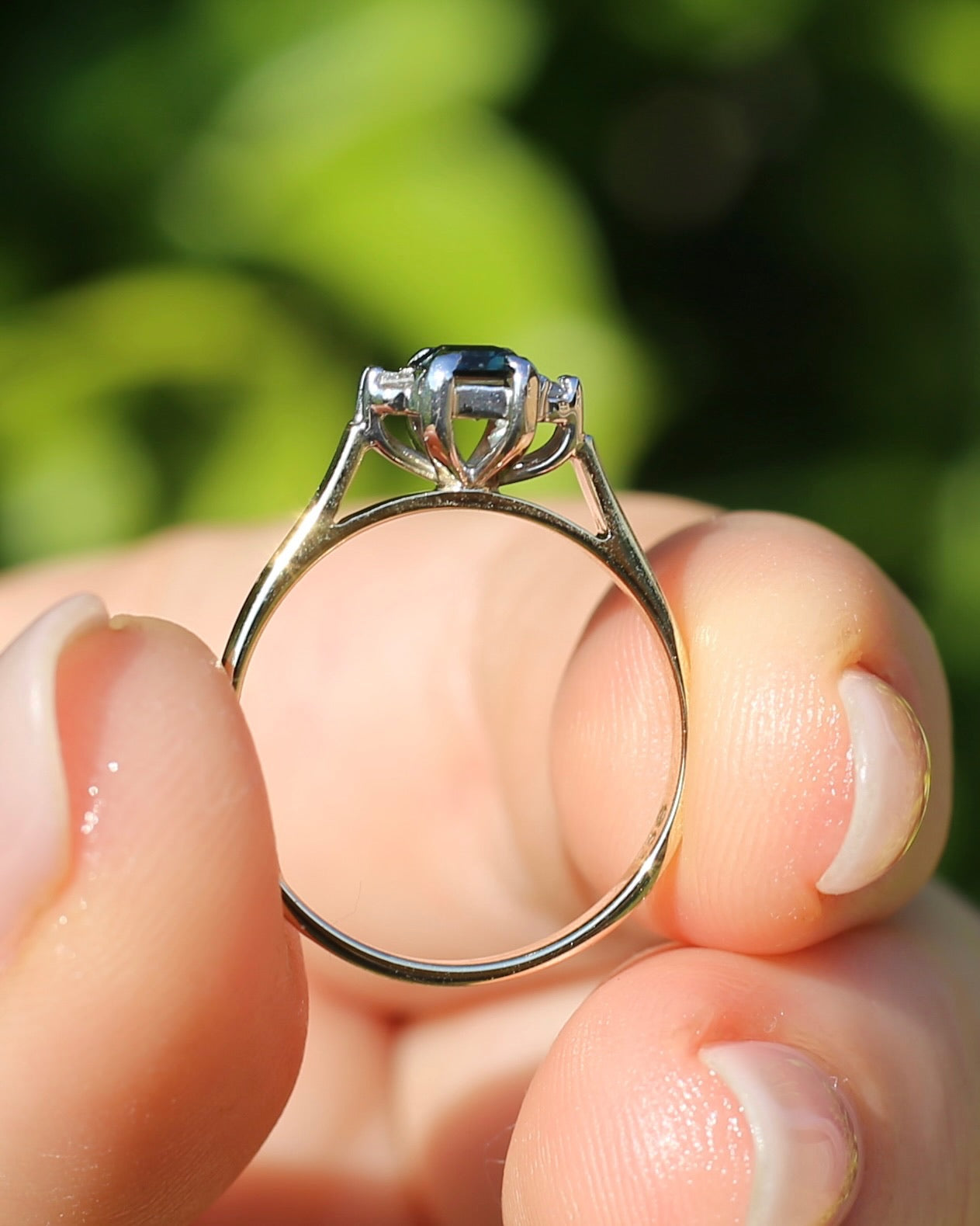 East African 0.725ct Teal Sapphire in Vintage Diamond Ring, 9ct Yellow and White Gold, size N1/2 or 7, 2.54g