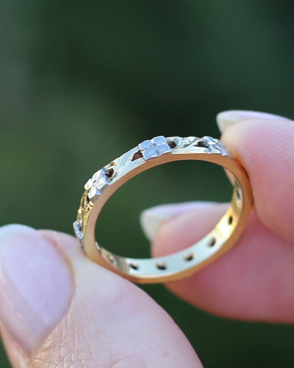 Pristine Vintage Mixed Metal Floral Wedder, 18ct Yellow and White Gold, size 8 or just over P1/2