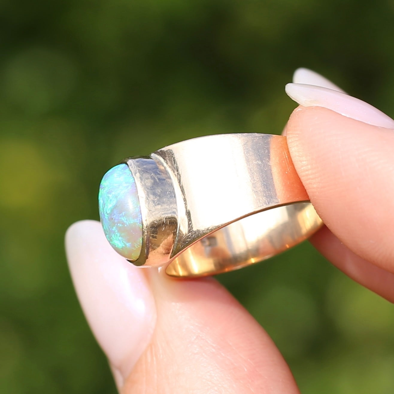 Vintage Bezel Set Opal Cabachon in Rosey 9ct Gold Ring, Size 8 or Q fits more like a P or just over 7.5