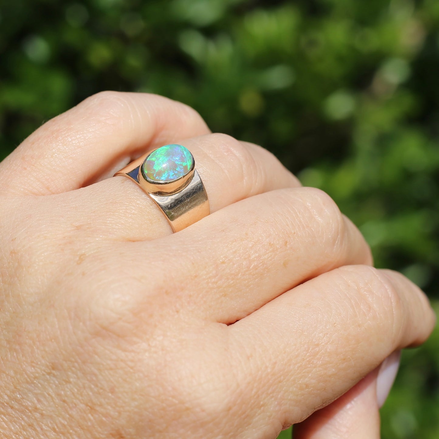 Vintage Bezel Set Opal Cabachon in Rosey 9ct Gold Ring, Size 8 or Q fits more like a P or just over 7.5