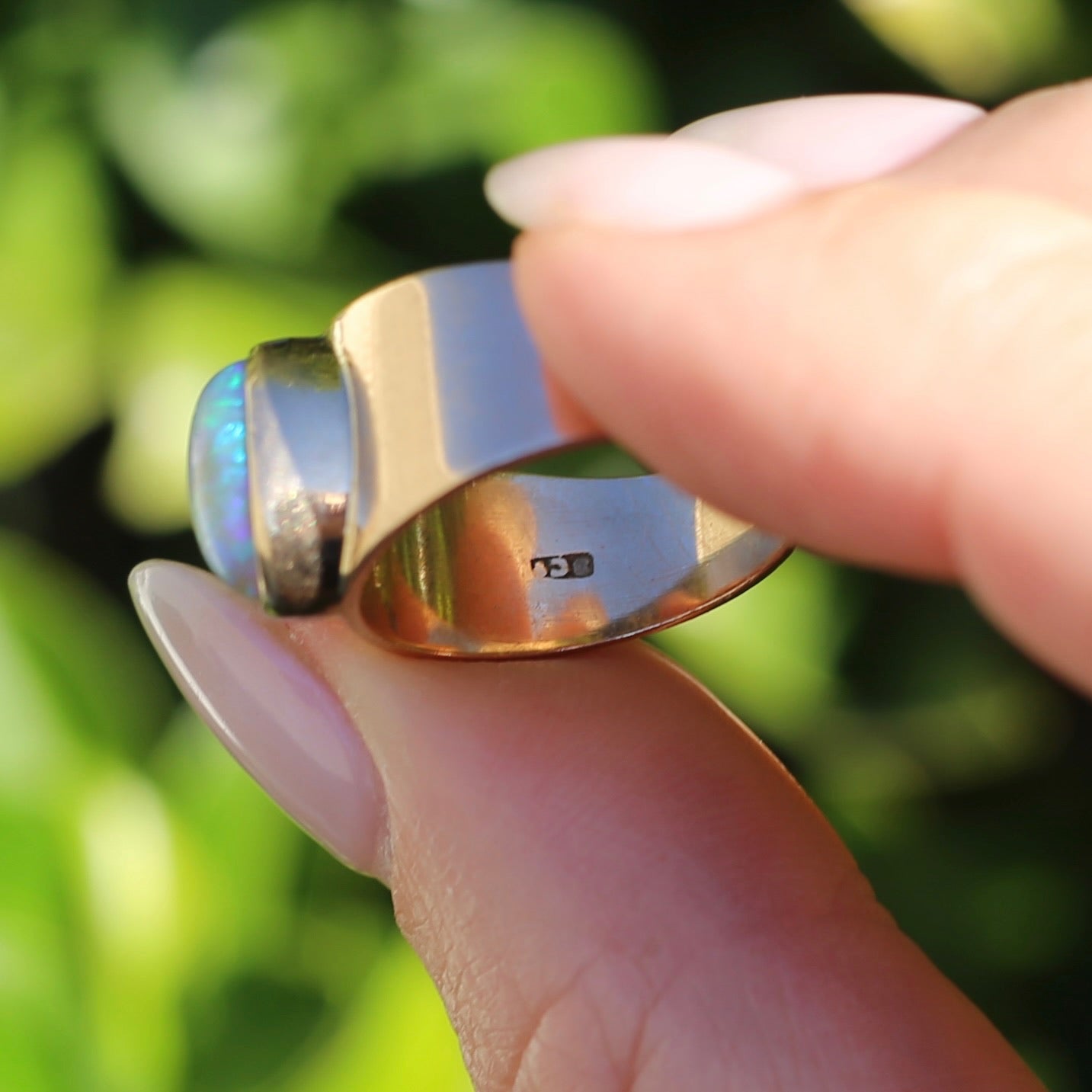 Vintage Bezel Set Opal Cabachon in Rosey 9ct Gold Ring, Size 8 or Q fits more like a P or just over 7.5