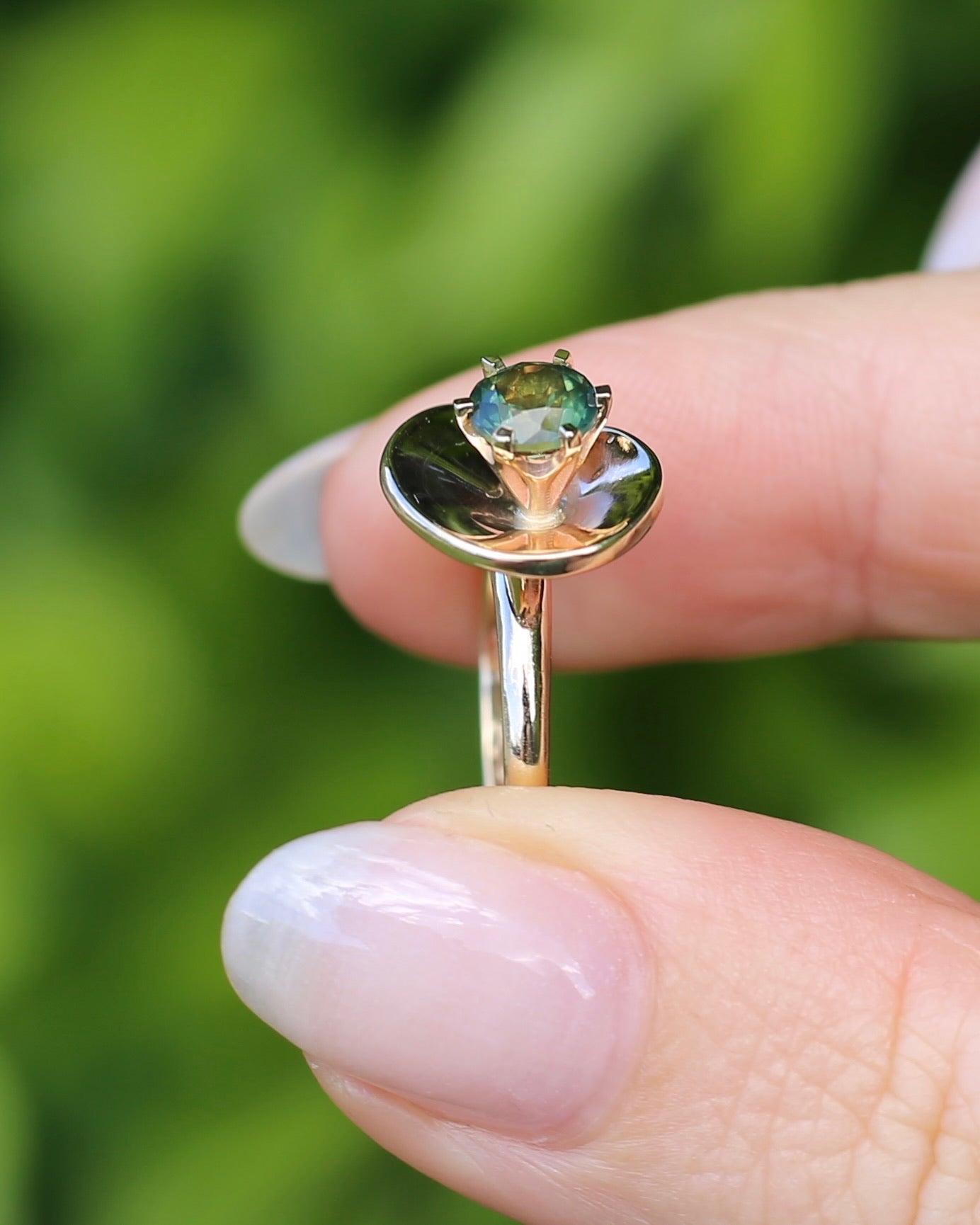 0.925ct Parti Sapphire in Vintage 9ct Gold Swirl Ring, 9ct Yellow Gold, size N or 6.75
