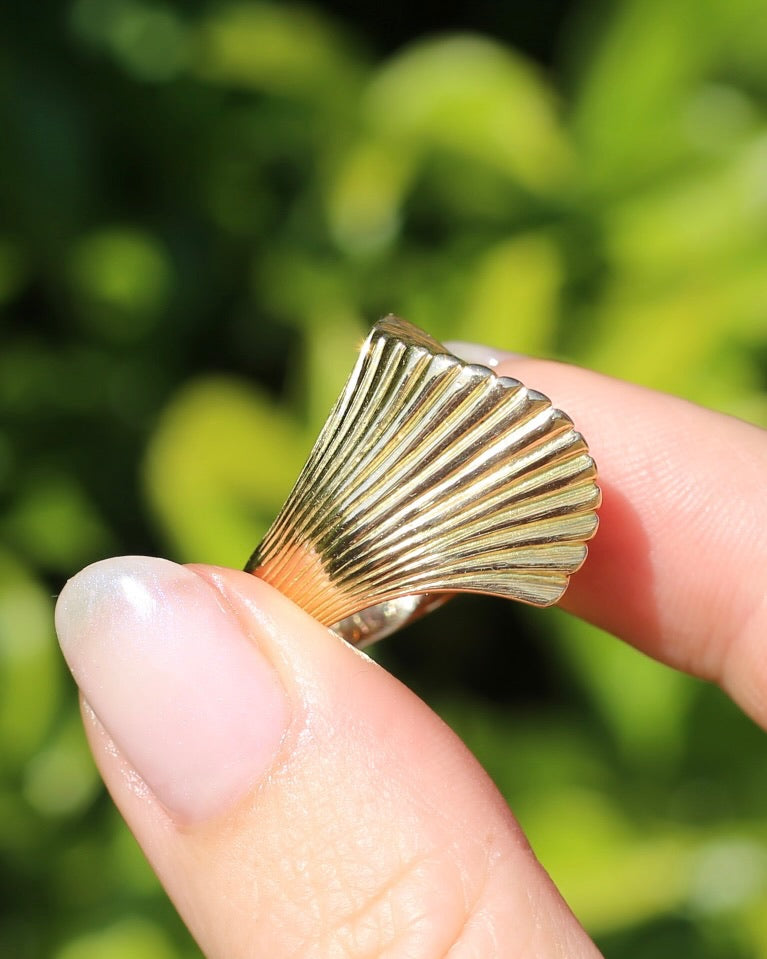Retro 1970s 14ct Gold Sculptured Shell or Fan Ring, size R or 8.5 (maybe fits a bit bigger)