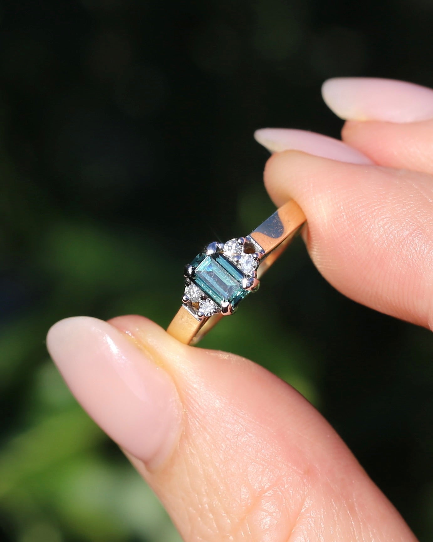 East African 0.725ct Teal Sapphire in Vintage Diamond Ring, 9ct Yellow and White Gold, size N1/2 or 7, 2.54g