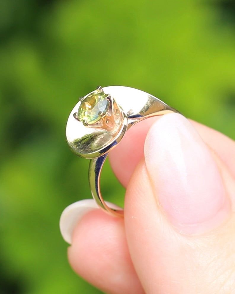 0.925ct Parti Sapphire in Vintage 9ct Gold Swirl Ring, 9ct Yellow Gold, size N or 6.75