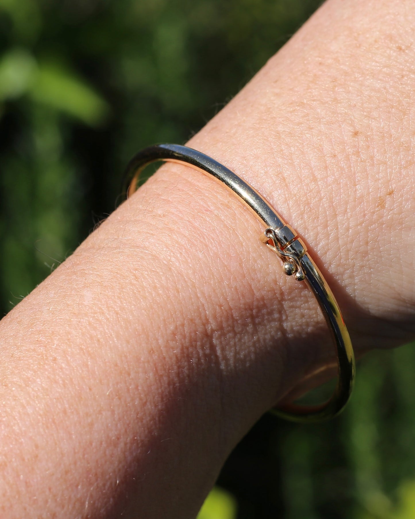 Silver Filled 1/10 Gold Hinged Bangle, approx 17cm oval, 5.81g