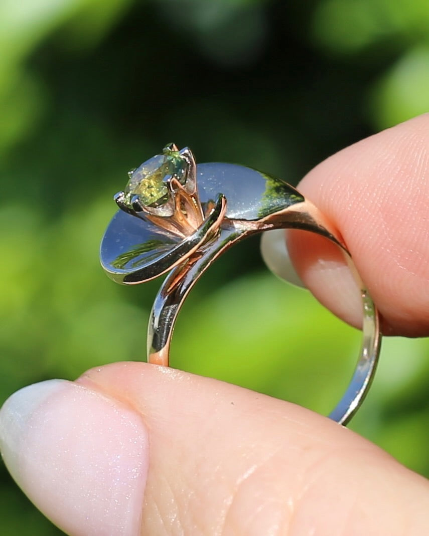 0.925ct Parti Sapphire in Vintage 9ct Gold Swirl Ring, 9ct Yellow Gold, size N or 6.75