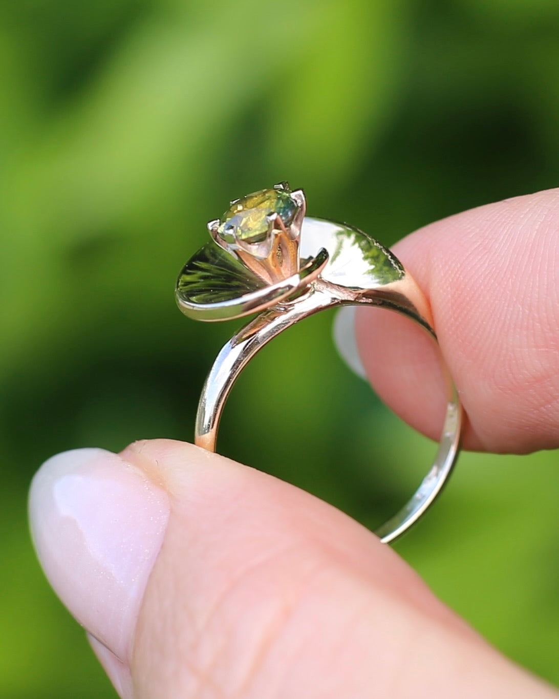 0.925ct Parti Sapphire in Vintage 9ct Gold Swirl Ring, 9ct Yellow Gold, size N or 6.75