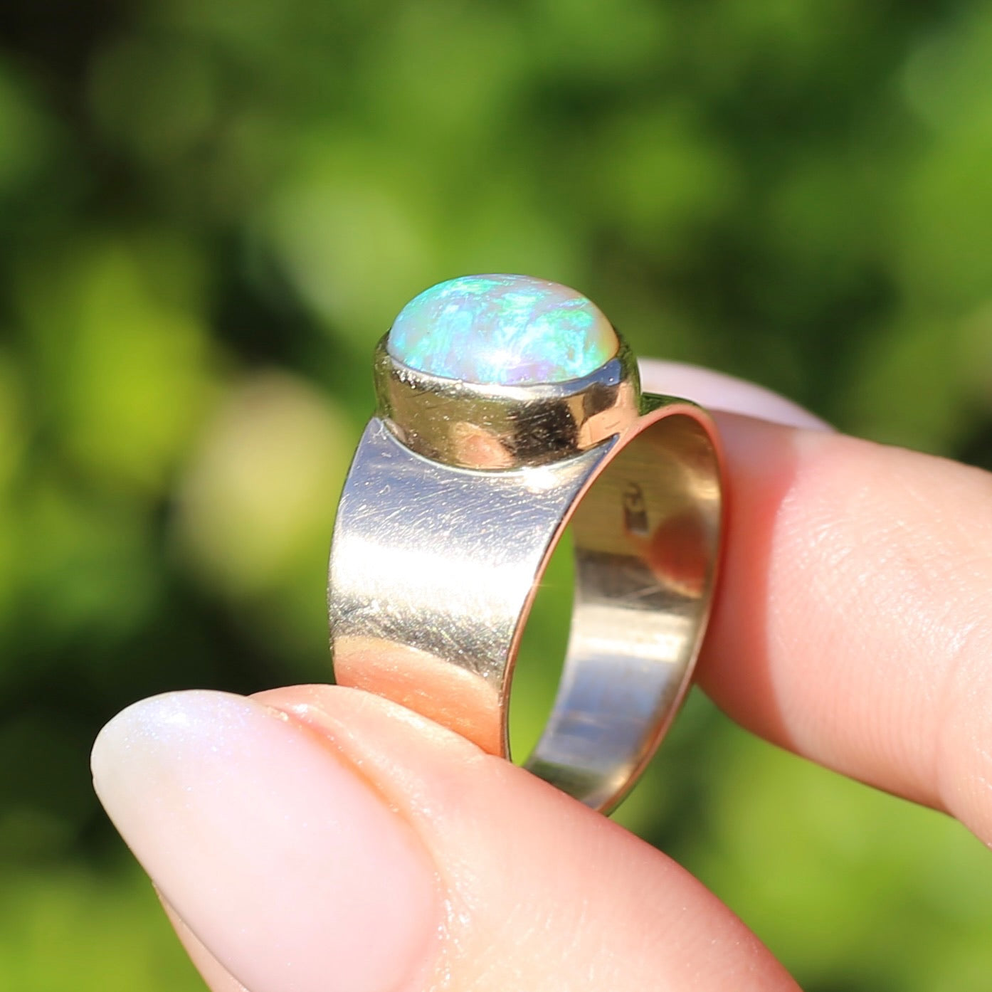 Vintage Bezel Set Opal Cabachon in Rosey 9ct Gold Ring, Size 8 or Q fits more like a P or just over 7.5