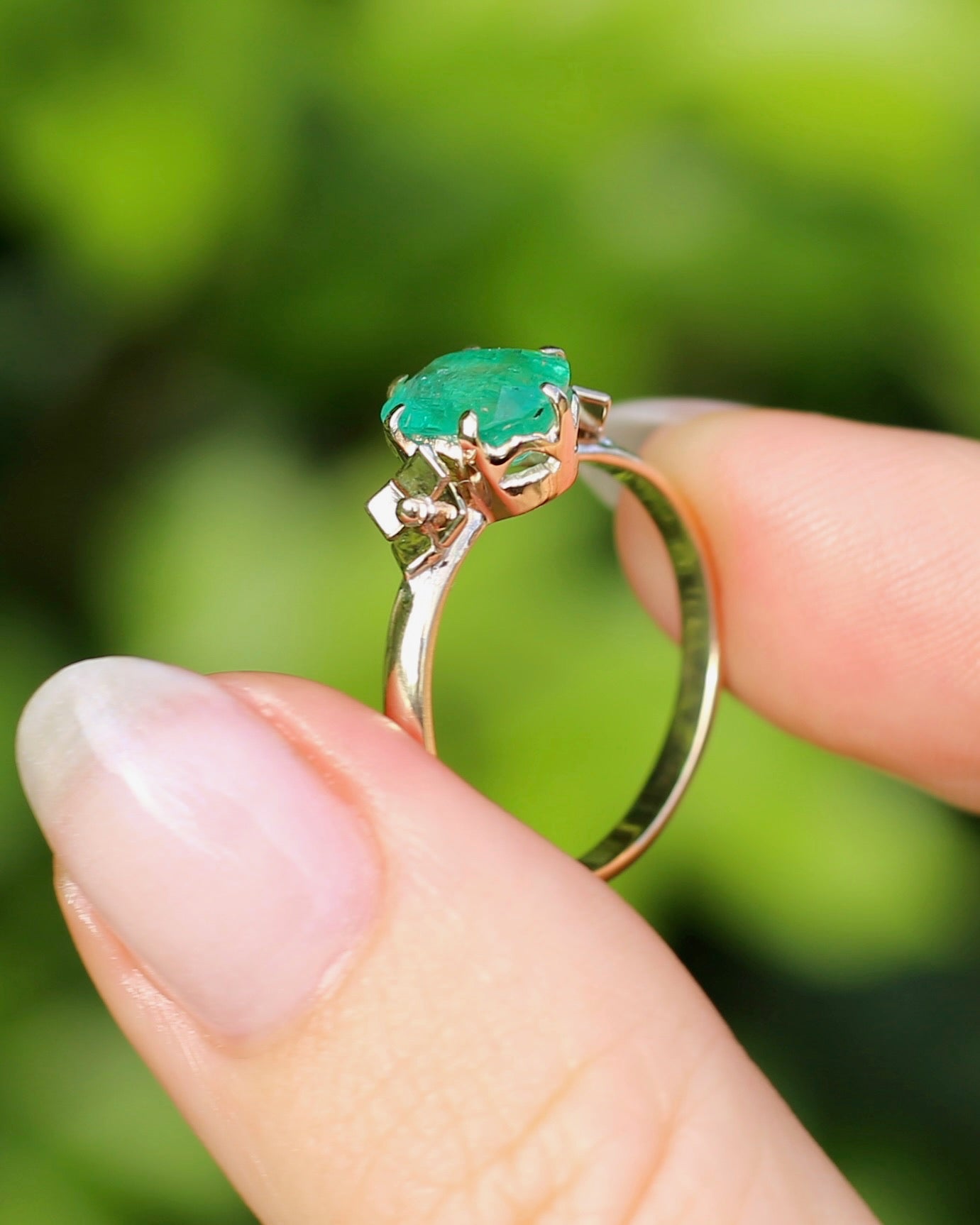 1.79ct Natural Untreated Oval Emerald in Circa 1960s 18ct Yellow Gold Claw Set Ring, 18ct Yellow Gold, size Q1/2 or 8.5, with Valuation