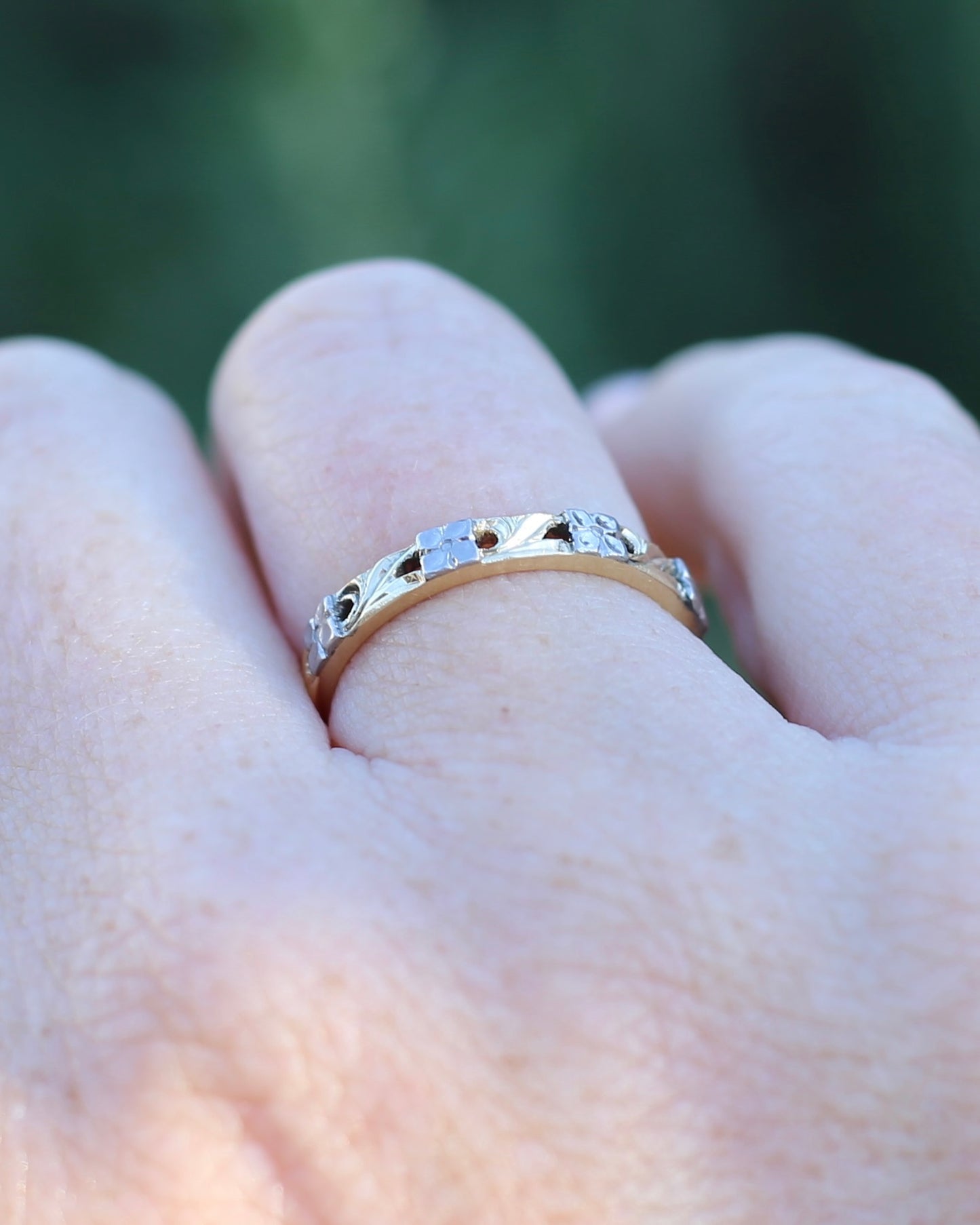 Pristine Vintage Mixed Metal Floral Wedder, 18ct Yellow and White Gold, size 8 or just over P1/2