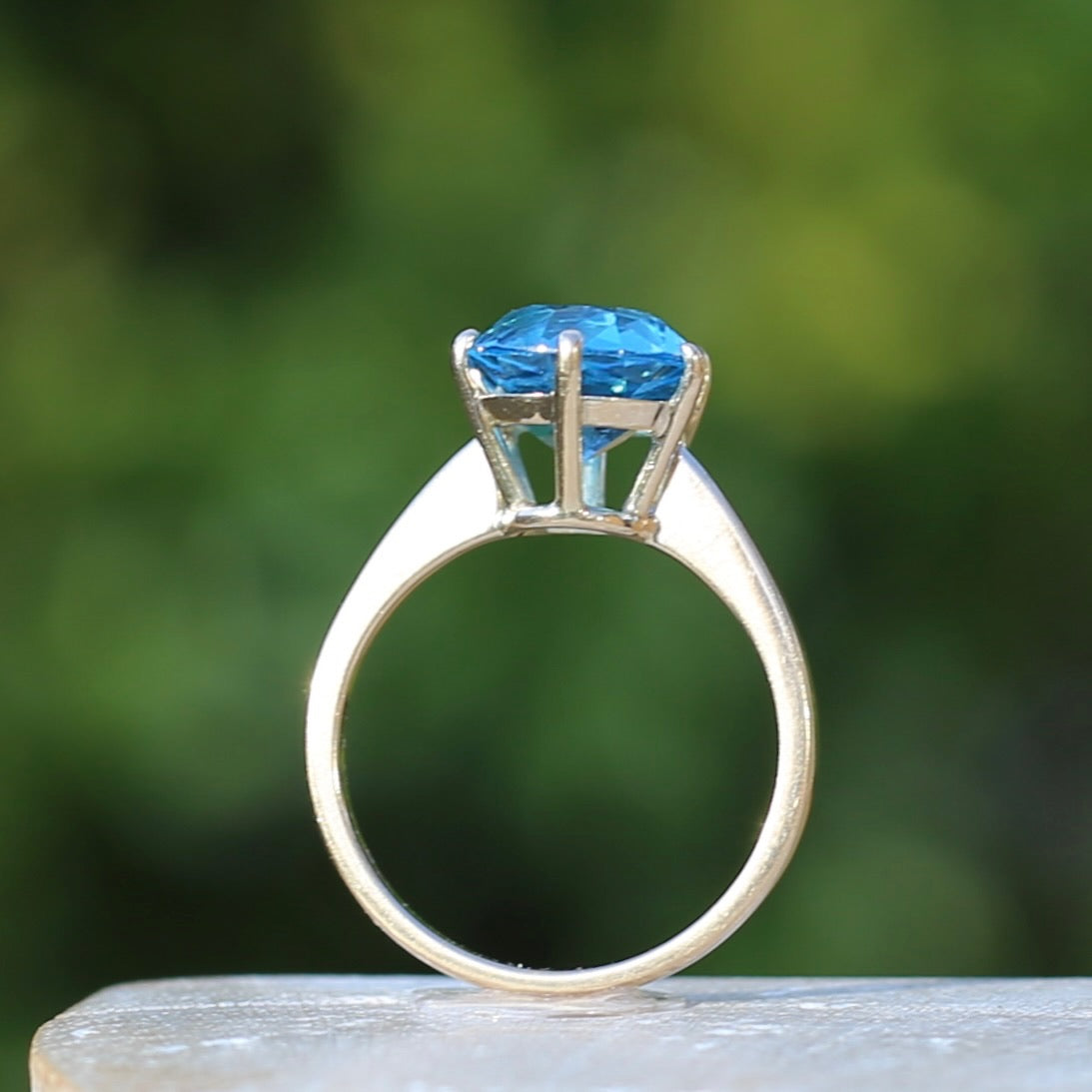 Vintage 4.5ct Oval Blue Topaz Claw Set Ring, 9ct Yellow Gold, size 6 or L1/2