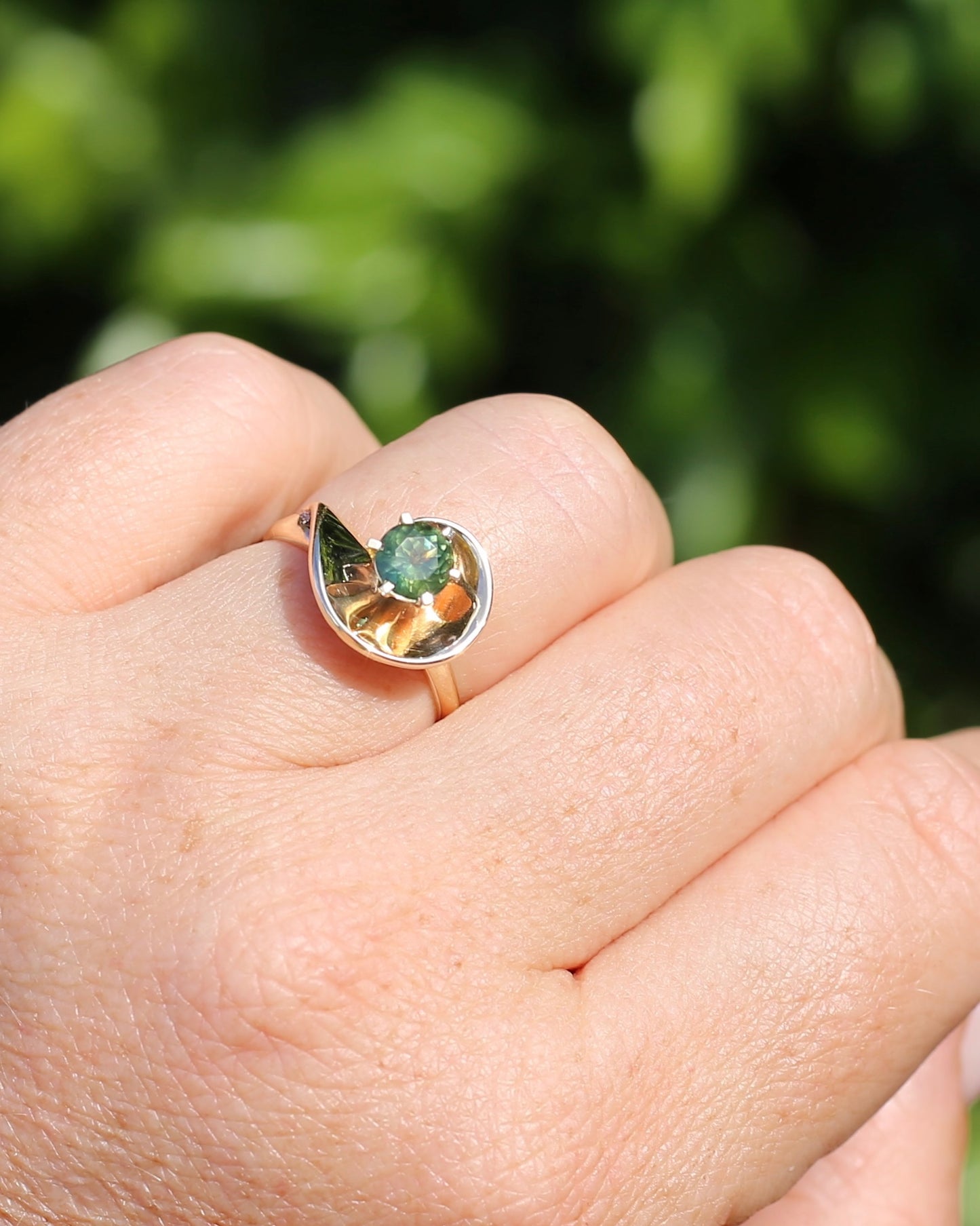 0.925ct Parti Sapphire in Vintage 9ct Gold Swirl Ring, 9ct Yellow Gold, size N or 6.75