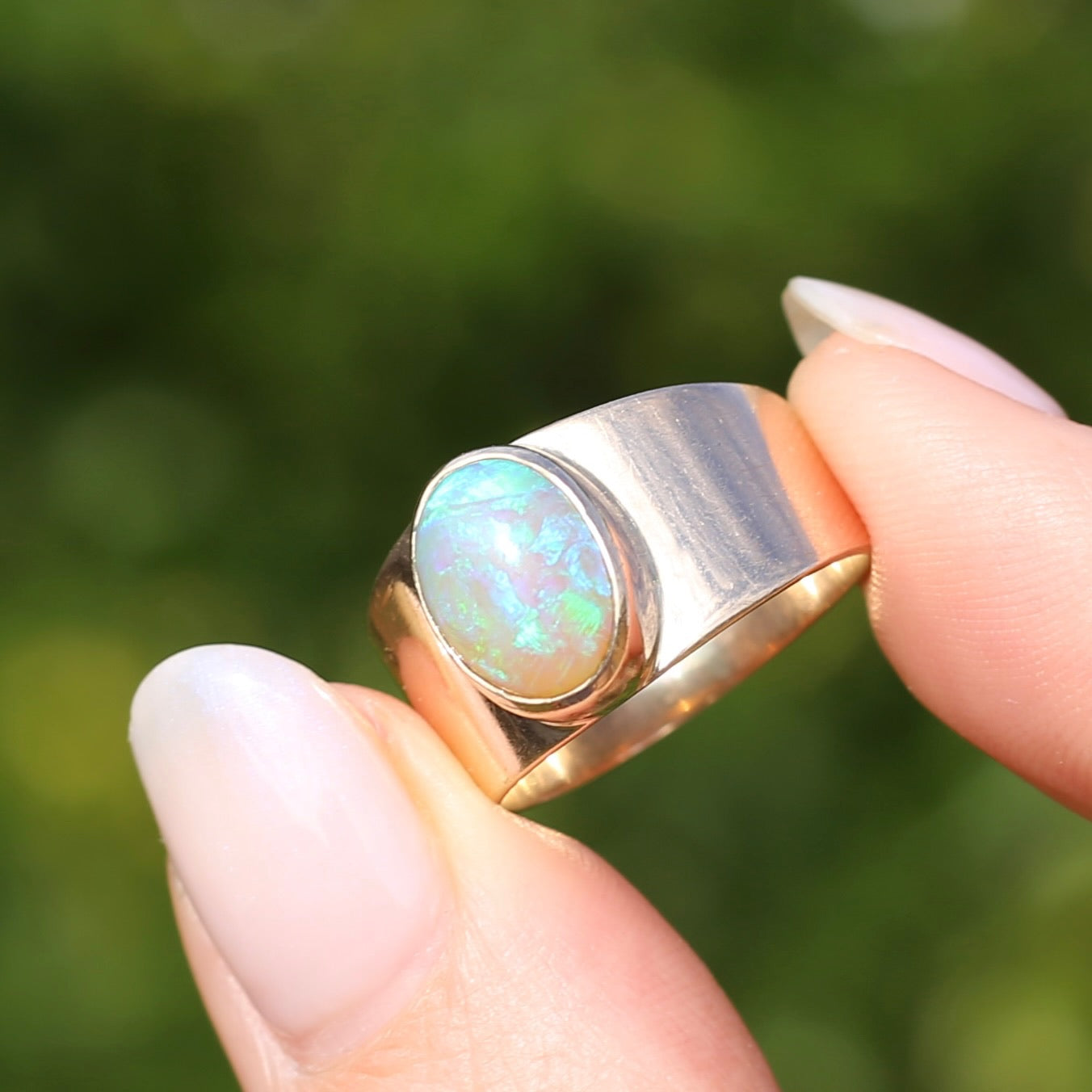 Vintage Bezel Set Opal Cabachon in Rosey 9ct Gold Ring, Size 8 or Q fits more like a P or just over 7.5