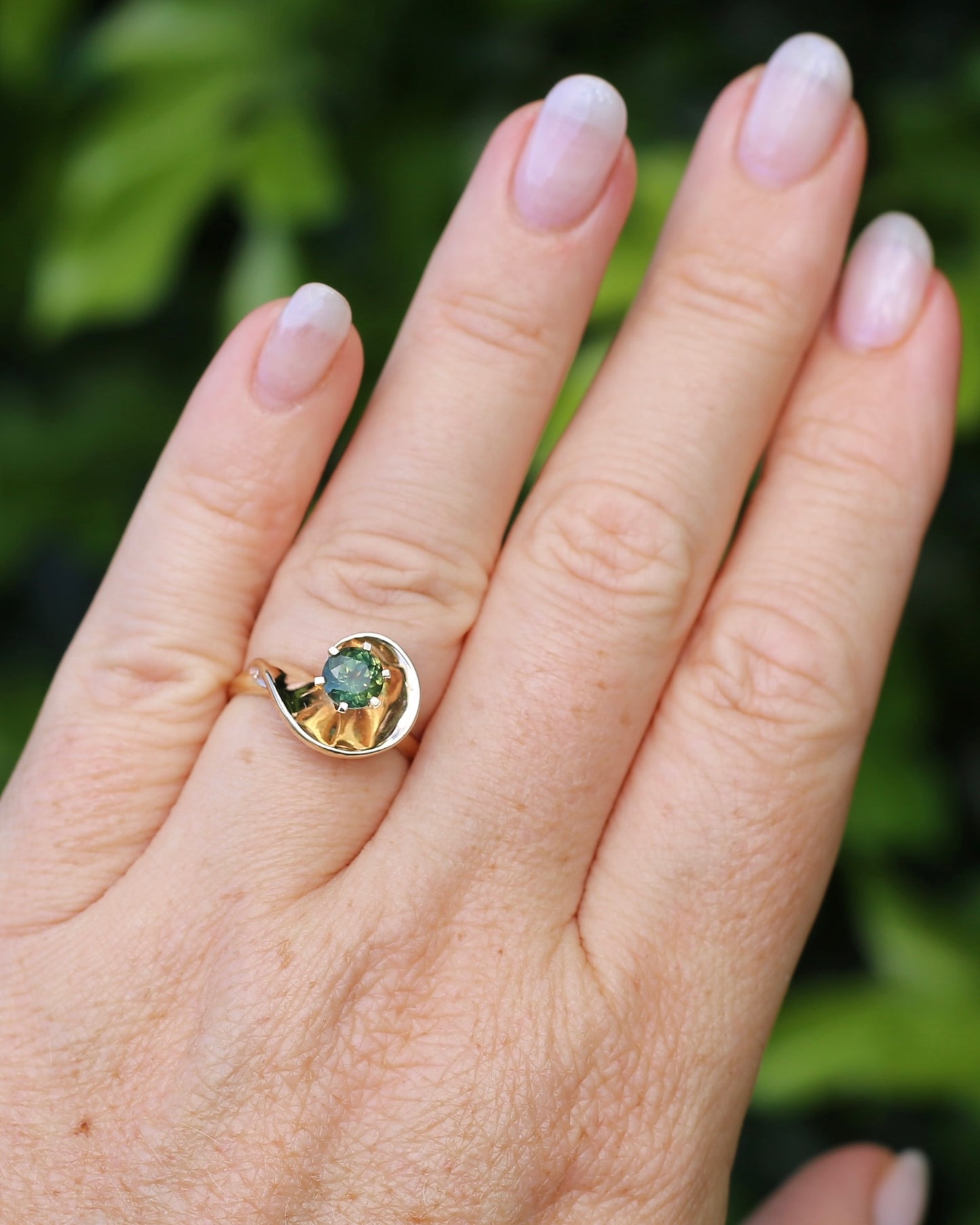 0.925ct Parti Sapphire in Vintage 9ct Gold Swirl Ring, 9ct Yellow Gold, size N or 6.75