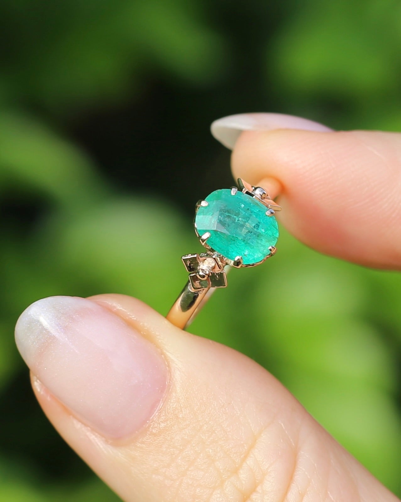 1.79ct Natural Untreated Oval Emerald in Circa 1960s 18ct Yellow Gold Claw Set Ring, 18ct Yellow Gold, size Q1/2 or 8.5, with Valuation