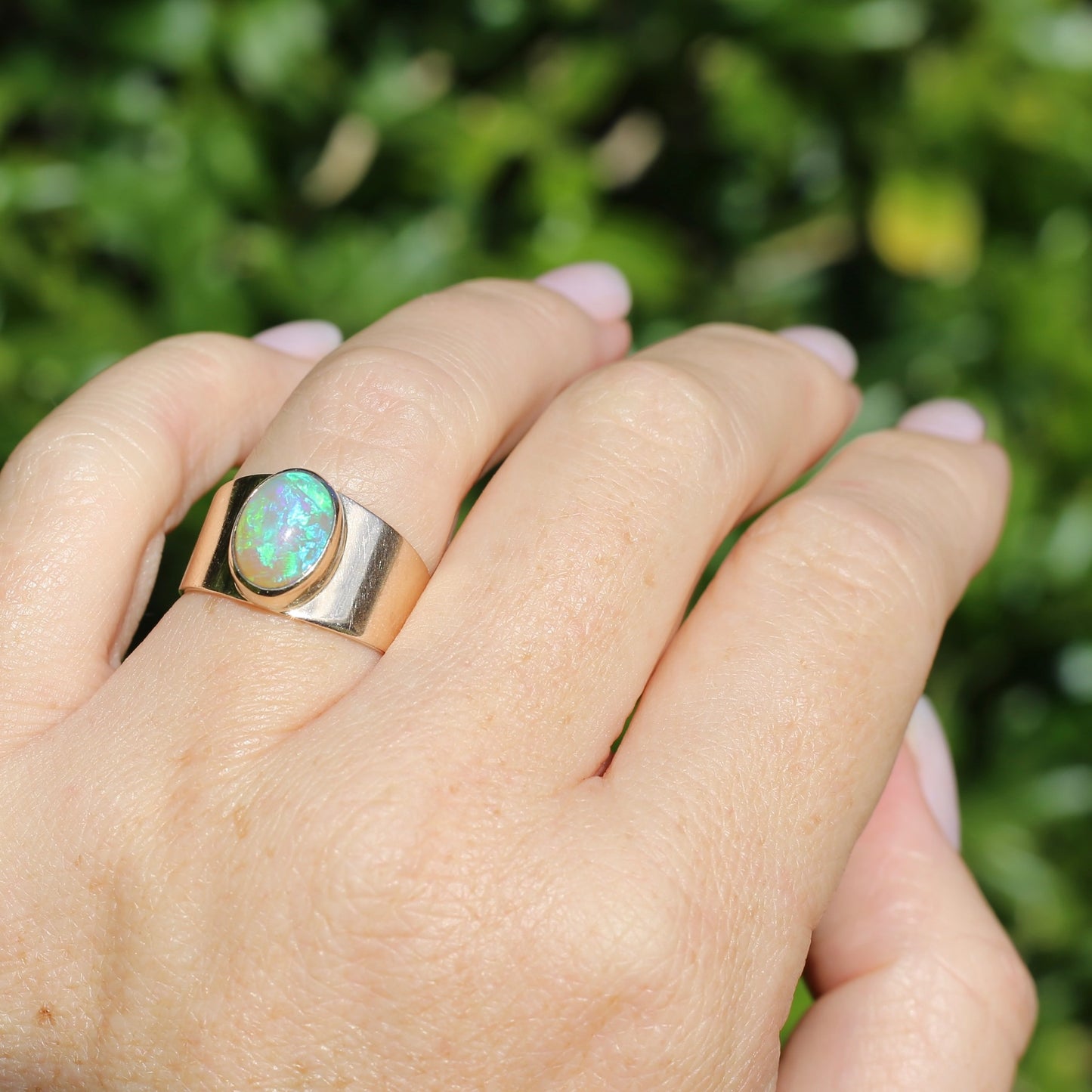 Vintage Bezel Set Opal Cabachon in Rosey 9ct Gold Ring, Size 8 or Q fits more like a P or just over 7.5