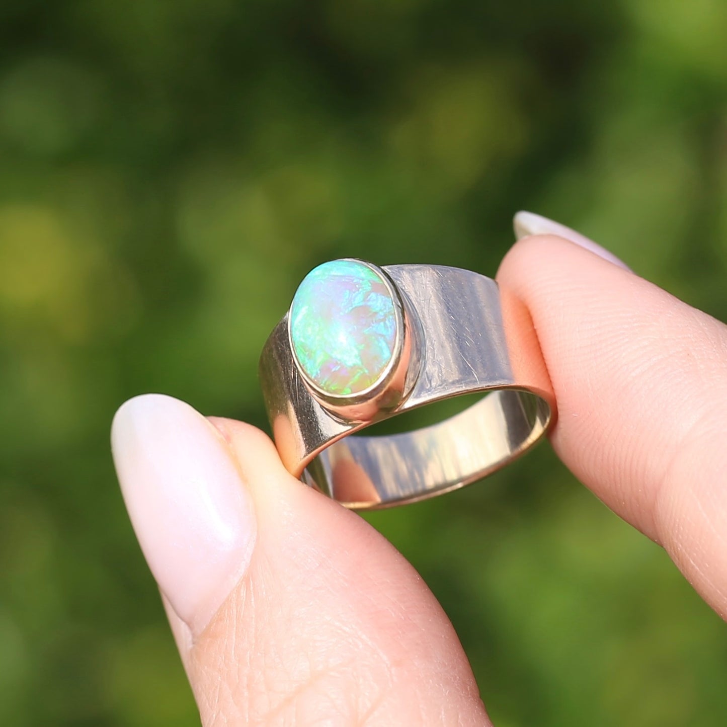 Vintage Bezel Set Opal Cabachon in Rosey 9ct Gold Ring, Size 8 or Q fits more like a P or just over 7.5