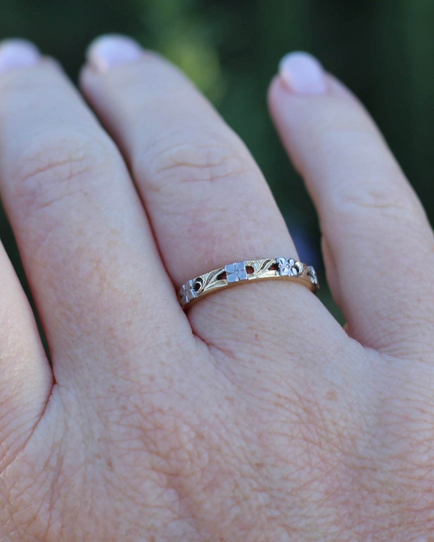 Pristine Vintage Mixed Metal Floral Wedder, 18ct Yellow and White Gold, size 8 or just over P1/2