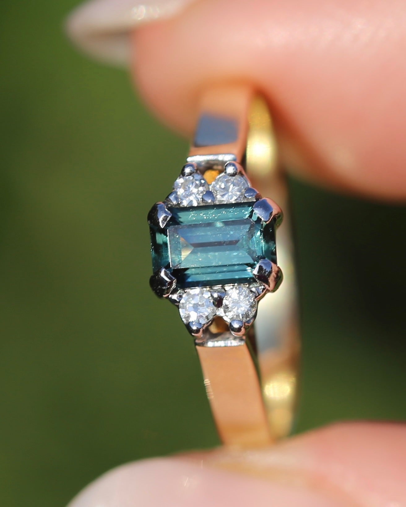 East African 0.725ct Teal Sapphire in Vintage Diamond Ring, 9ct Yellow and White Gold, size N1/2 or 7, 2.54g