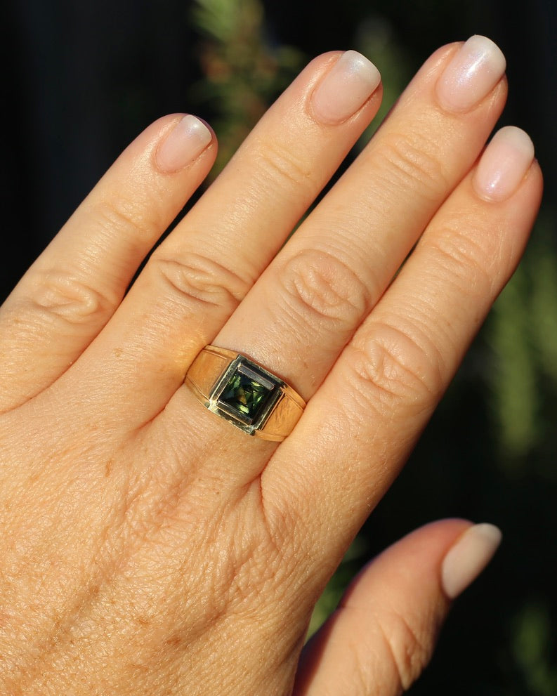 Circa 1950s 2.05ct Natural Unheated Parti Sapphire Signet Ring, 18ct Yellow Gold, size T1/2 or just under 10, 6.59g
