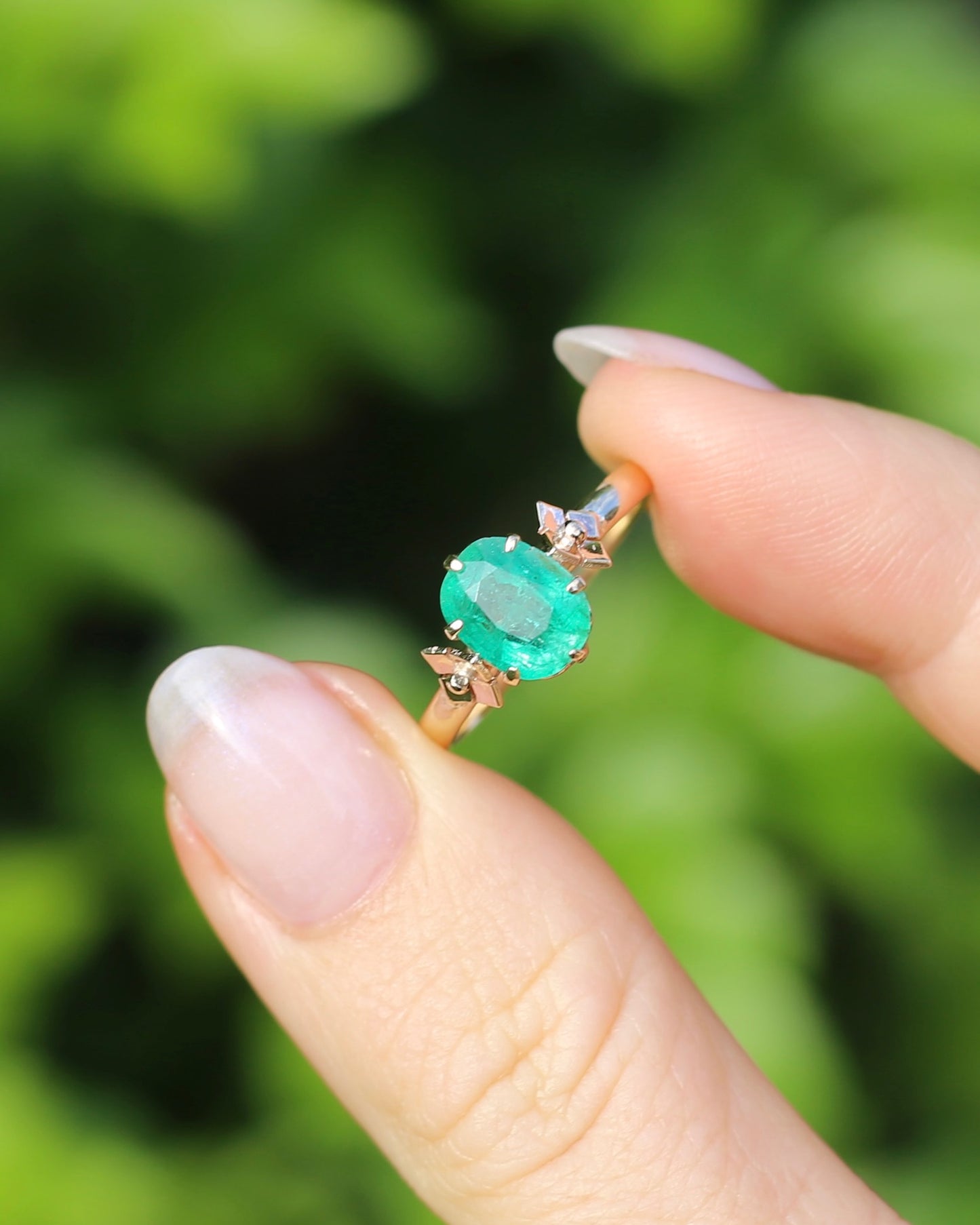 1.79ct Natural Untreated Oval Emerald in Circa 1960s 18ct Yellow Gold Claw Set Ring, 18ct Yellow Gold, size Q1/2 or 8.5, with Valuation