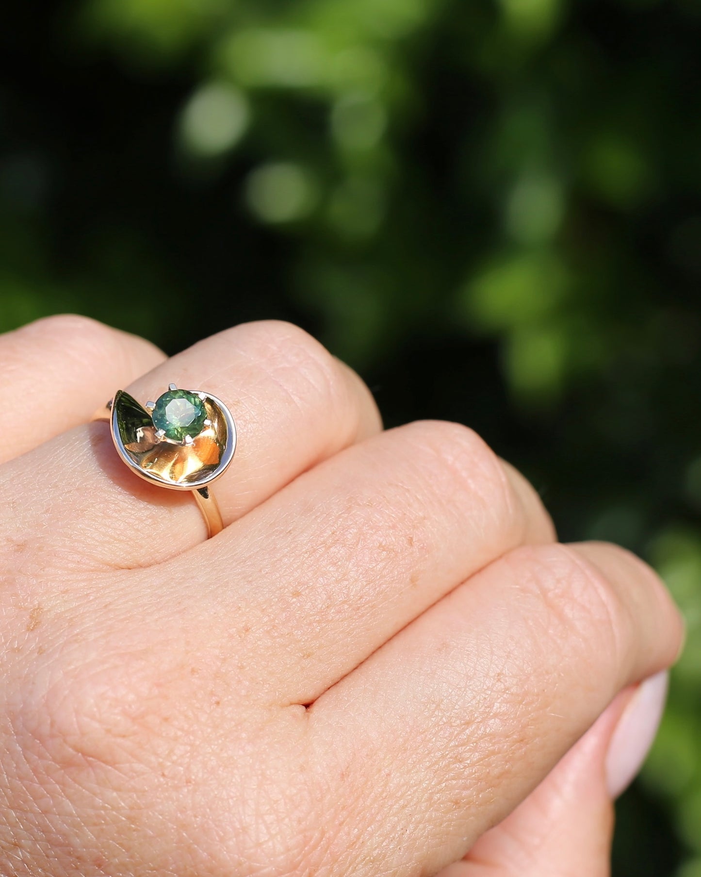 0.925ct Parti Sapphire in Vintage 9ct Gold Swirl Ring, 9ct Yellow Gold, size N or 6.75