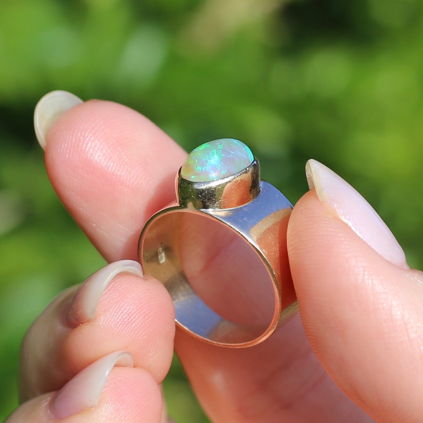 Vintage Bezel Set Opal Cabachon in Rosey 9ct Gold Ring, Size 8 or Q fits more like a P or just over 7.5