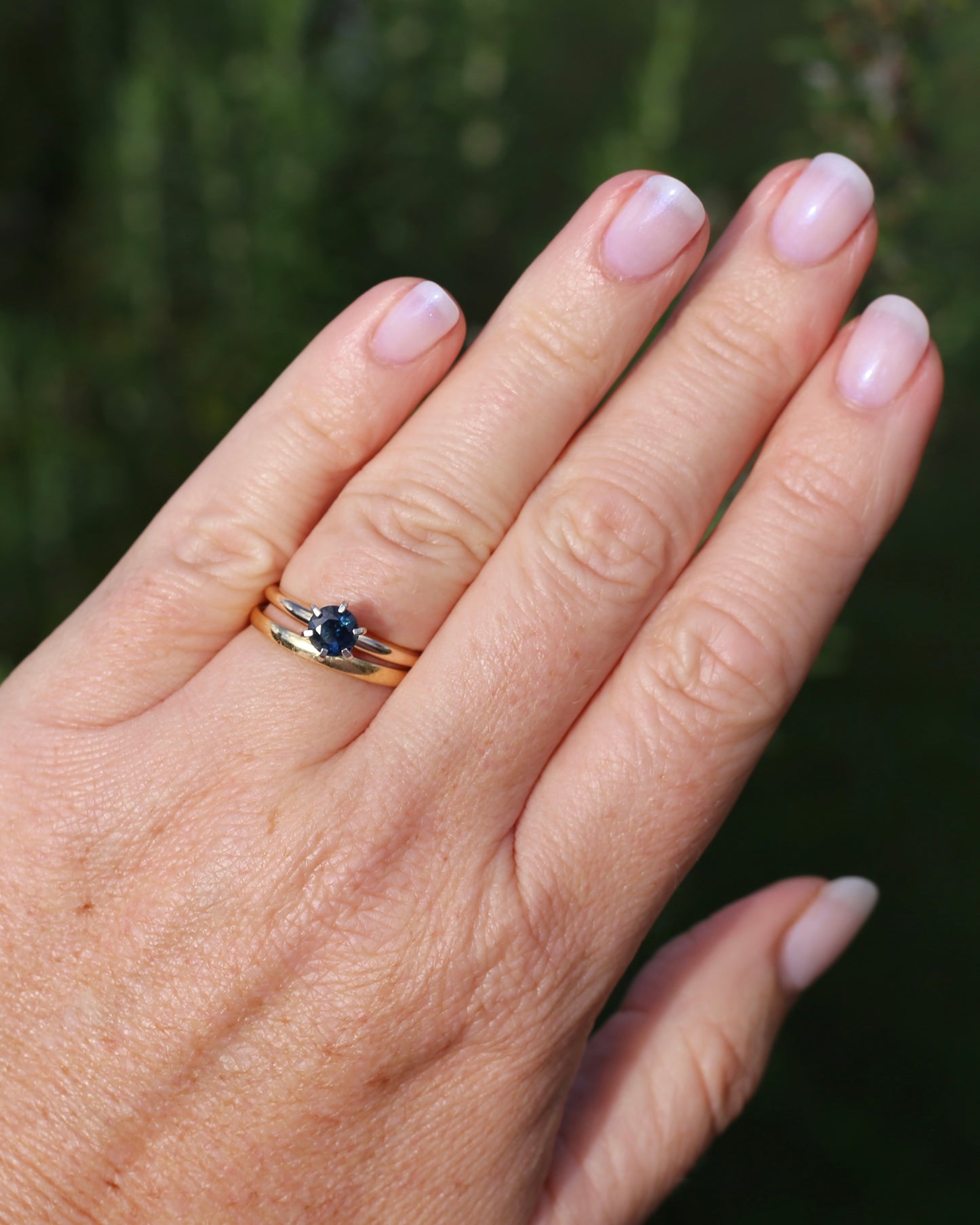 0.8ct Natural Teal Blue Sapphire in 14ct 6 Claw White Gold Setting on 14ct Yellow Gold Band, size N1/2 or just under 7, 2.51g