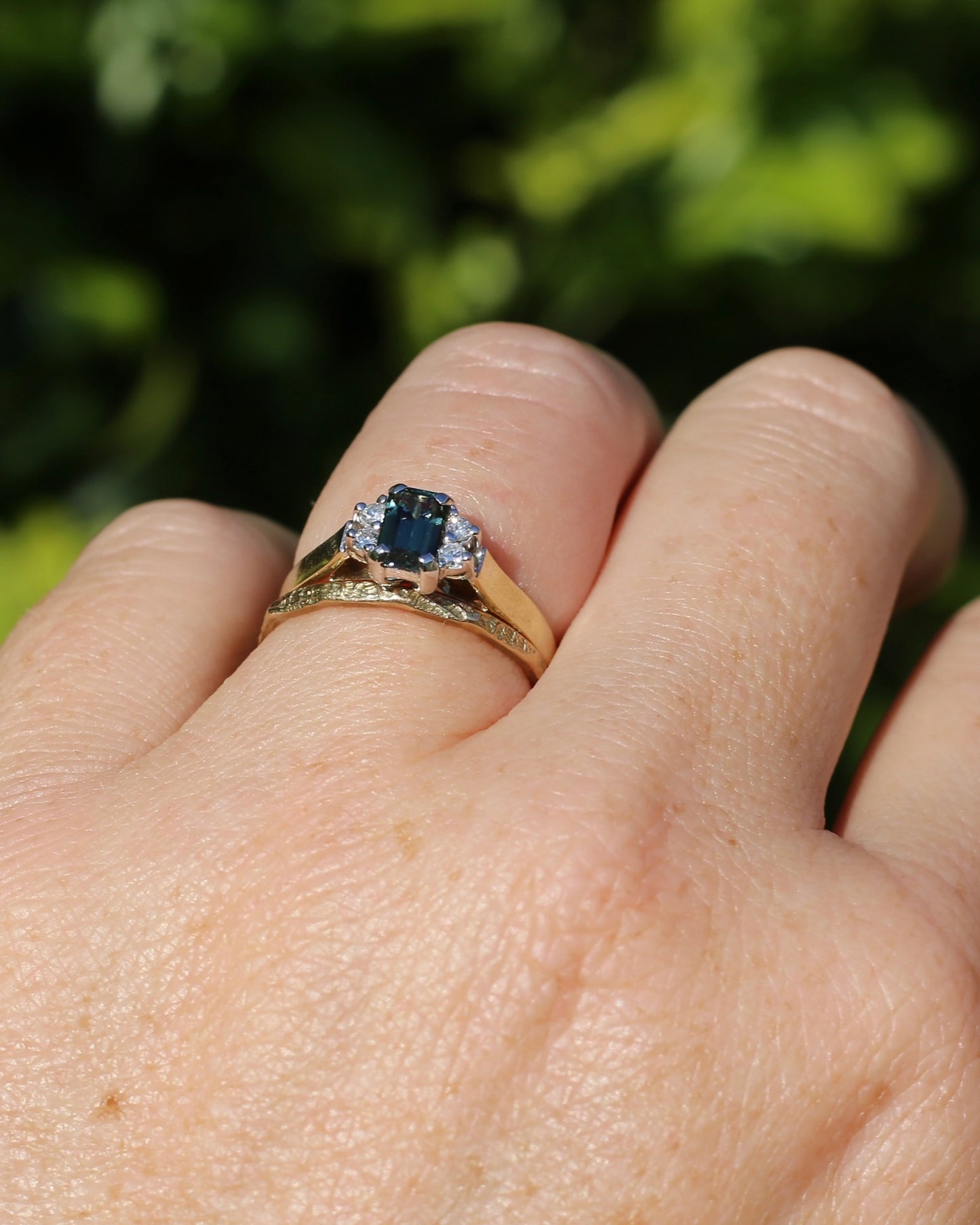 East African 0.725ct Teal Sapphire in Vintage Diamond Ring, 9ct Yellow and White Gold, size N1/2 or 7, 2.54g