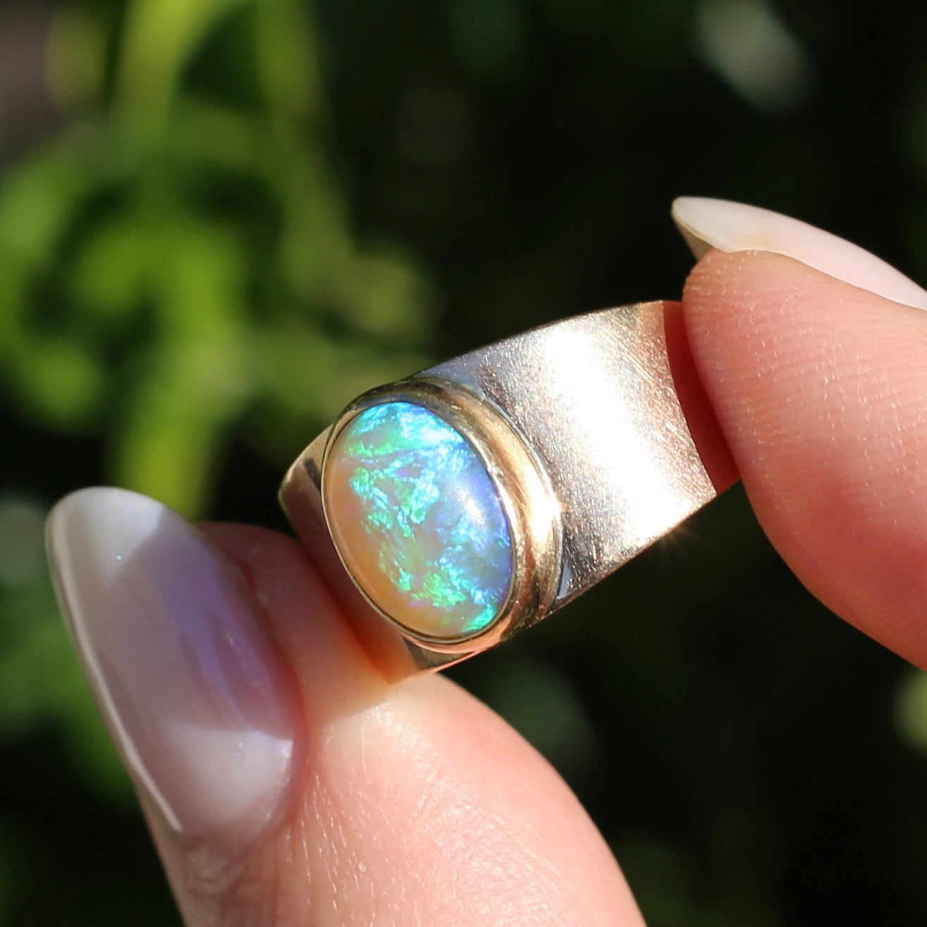 Vintage Bezel Set Opal Cabachon in Rosey 9ct Gold Ring, Size 8 or Q fits more like a P or just over 7.5