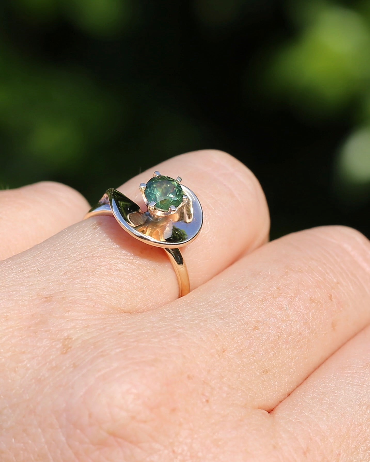 0.925ct Parti Sapphire in Vintage 9ct Gold Swirl Ring, 9ct Yellow Gold, size N or 6.75