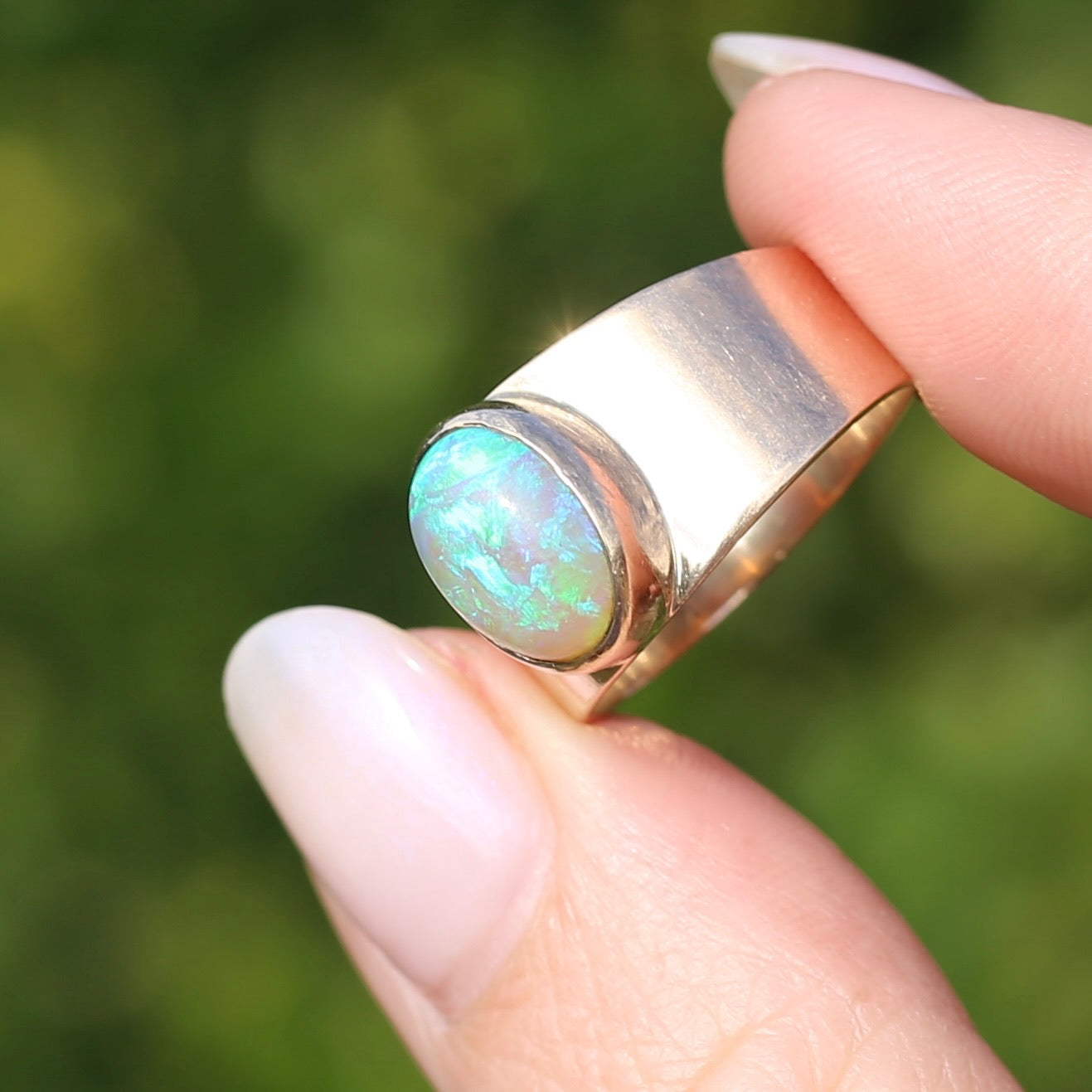 Vintage Bezel Set Opal Cabachon in Rosey 9ct Gold Ring, Size 8 or Q fits more like a P or just over 7.5