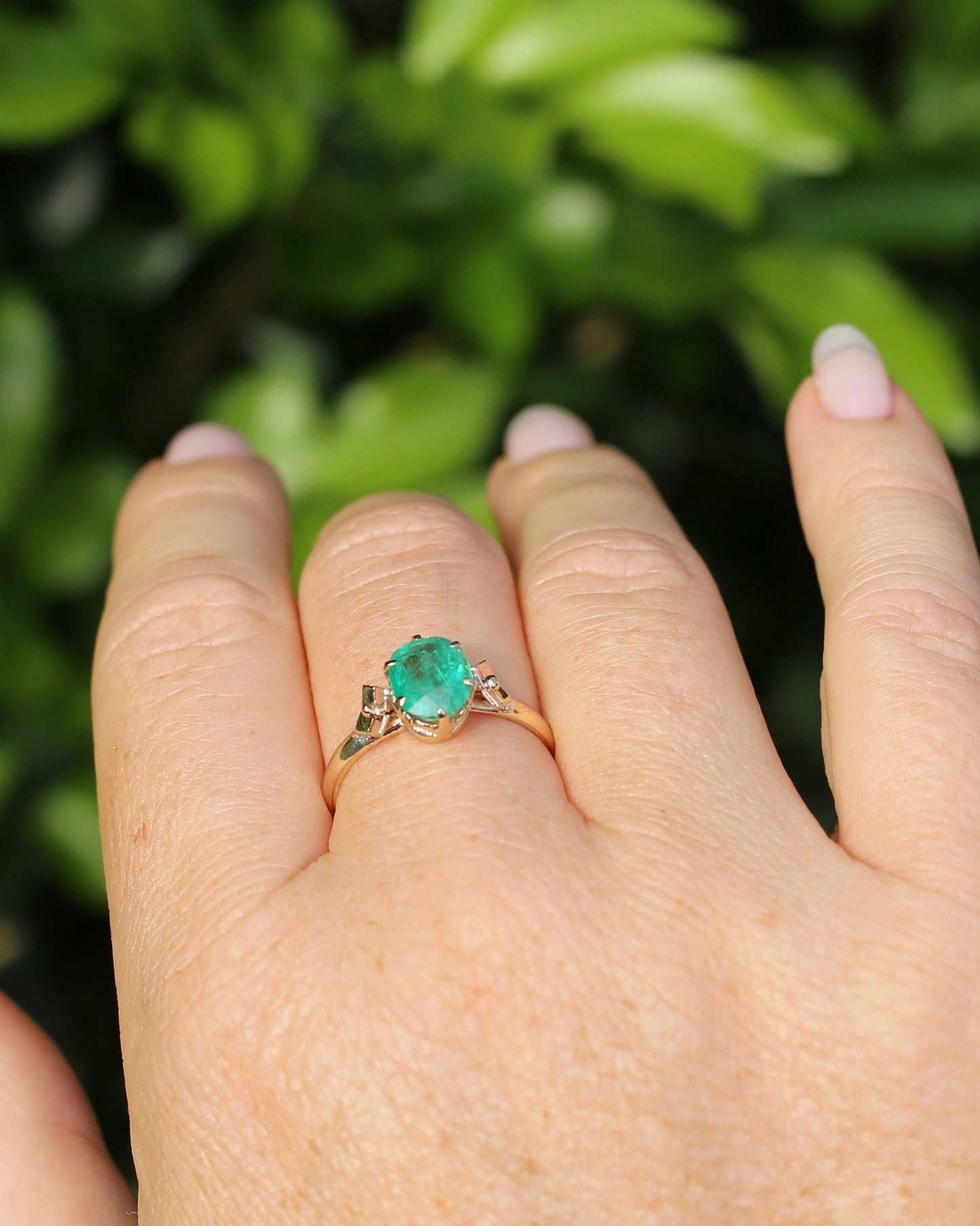 1.79ct Natural Untreated Oval Emerald in Circa 1960s 18ct Yellow Gold Claw Set Ring, 18ct Yellow Gold, size Q1/2 or 8.5, with Valuation