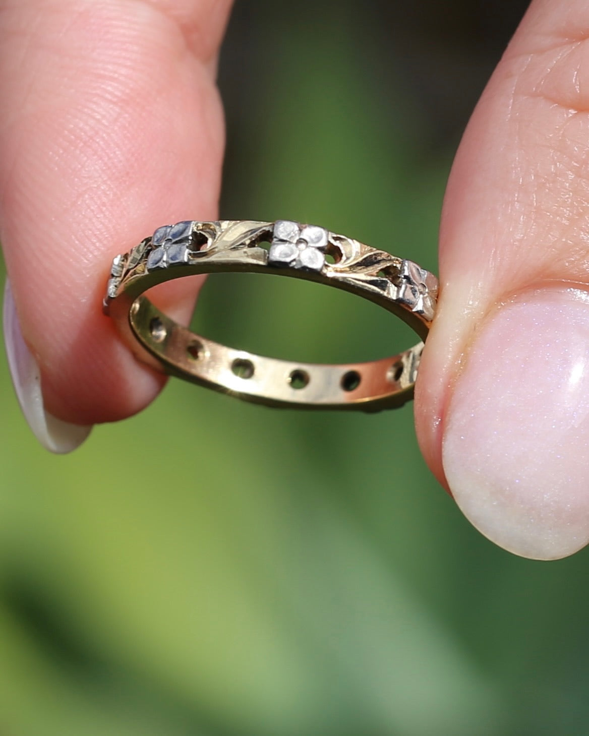 Pristine Vintage Mixed Metal Floral Wedder, 18ct Yellow and White Gold, size 8 or just over P1/2