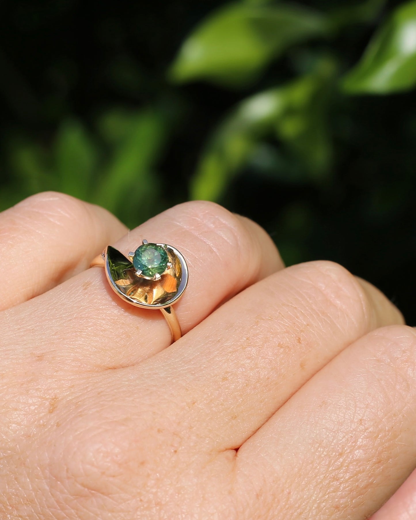 0.925ct Parti Sapphire in Vintage 9ct Gold Swirl Ring, 9ct Yellow Gold, size N or 6.75