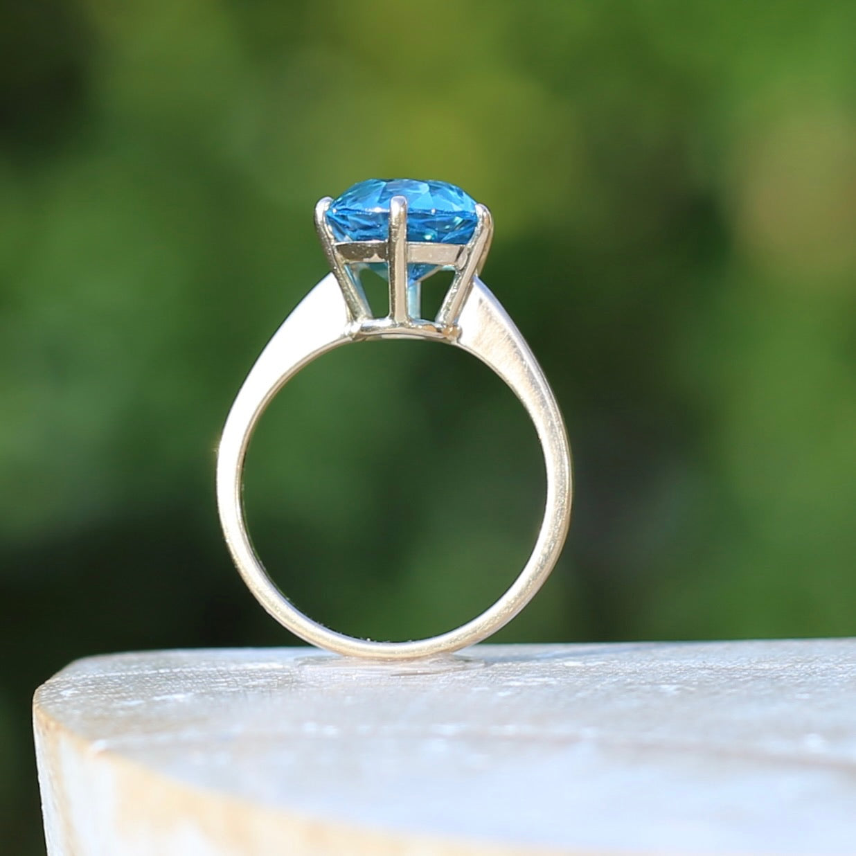 Vintage 4.5ct Oval Blue Topaz Claw Set Ring, 9ct Yellow Gold, size 6 or L1/2