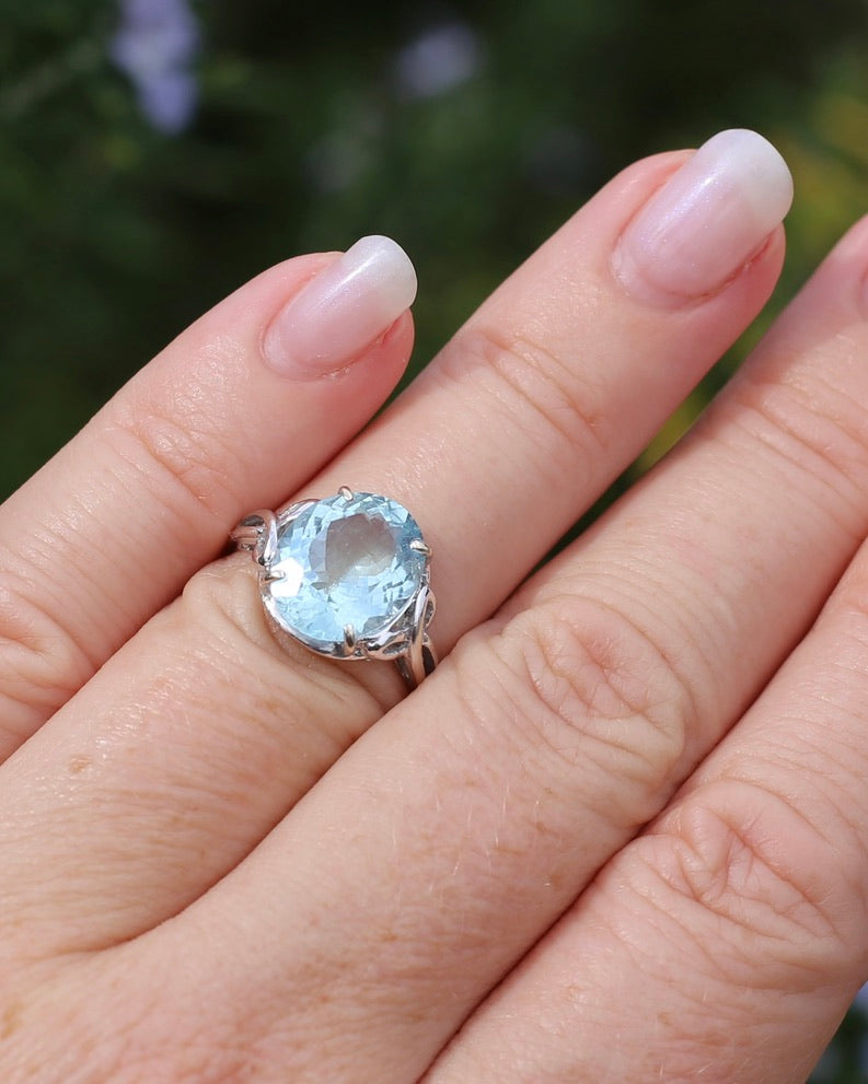 3.2ct Oval Natural Aquamarine in Celtic Inspired 18ct White Gold Ring, size L1/2 or 6, 3.11g