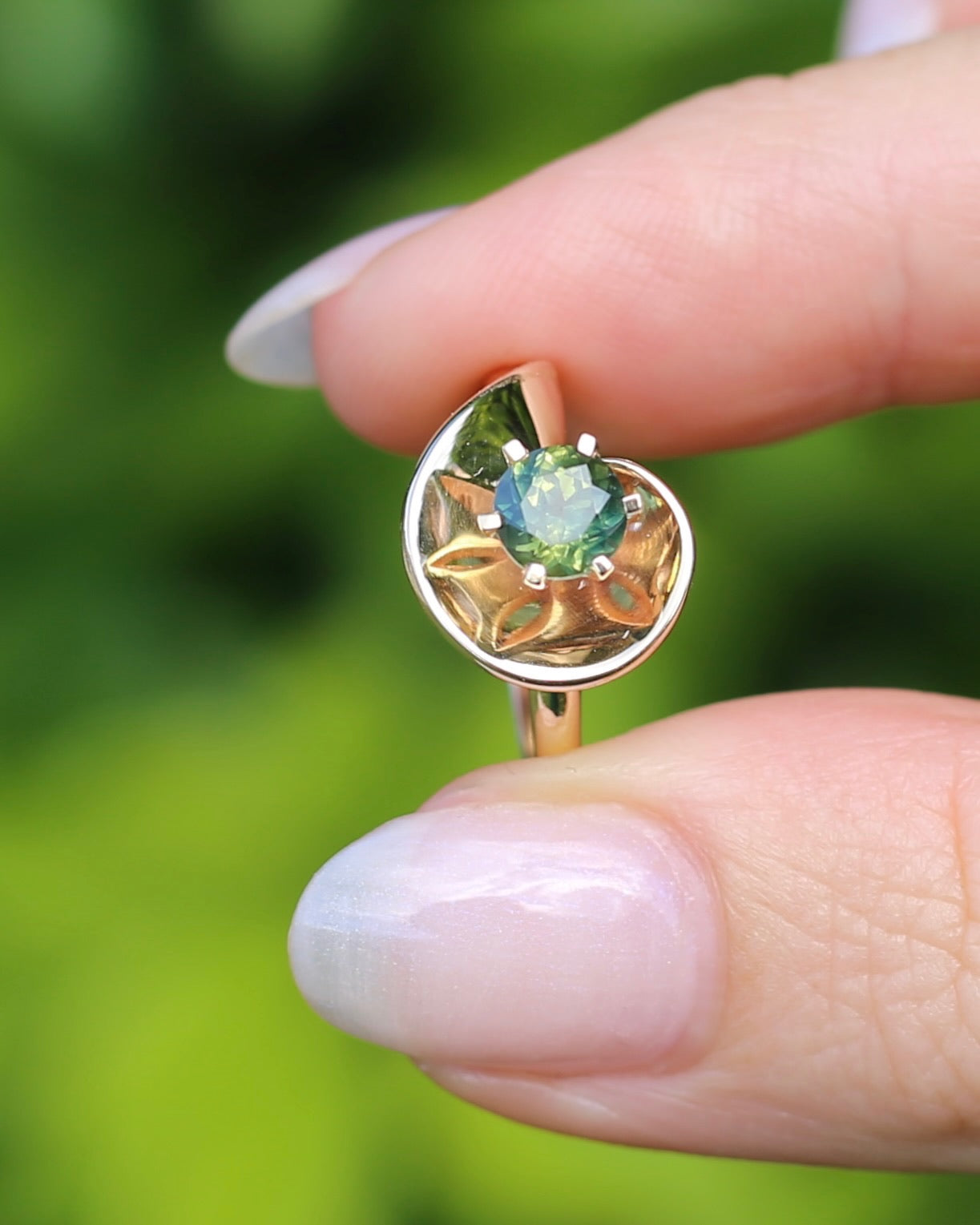 0.925ct Parti Sapphire in Vintage 9ct Gold Swirl Ring, 9ct Yellow Gold, size N or 6.75