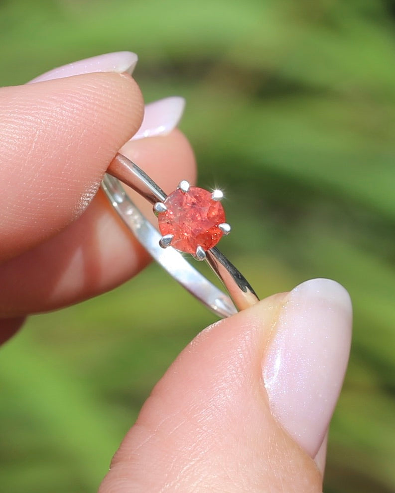0.9ct Peach Spinel in 6 Claw Solitaire Ring, Sterling Silver, size Q1/2 or 8.25, 1.94g