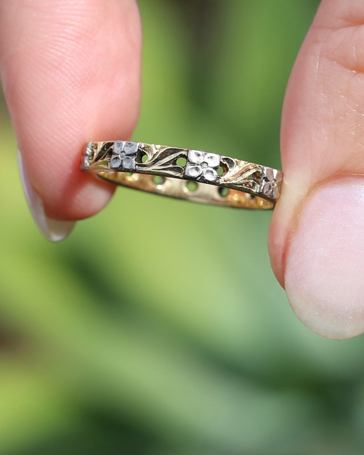 Pristine Vintage Mixed Metal Floral Wedder, 18ct Yellow and White Gold, size 8 or just over P1/2