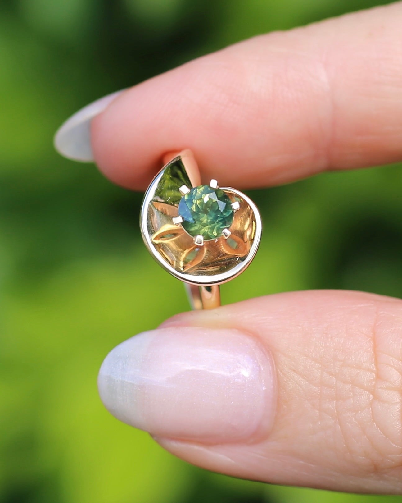 0.925ct Parti Sapphire in Vintage 9ct Gold Swirl Ring, 9ct Yellow Gold, size N or 6.75
