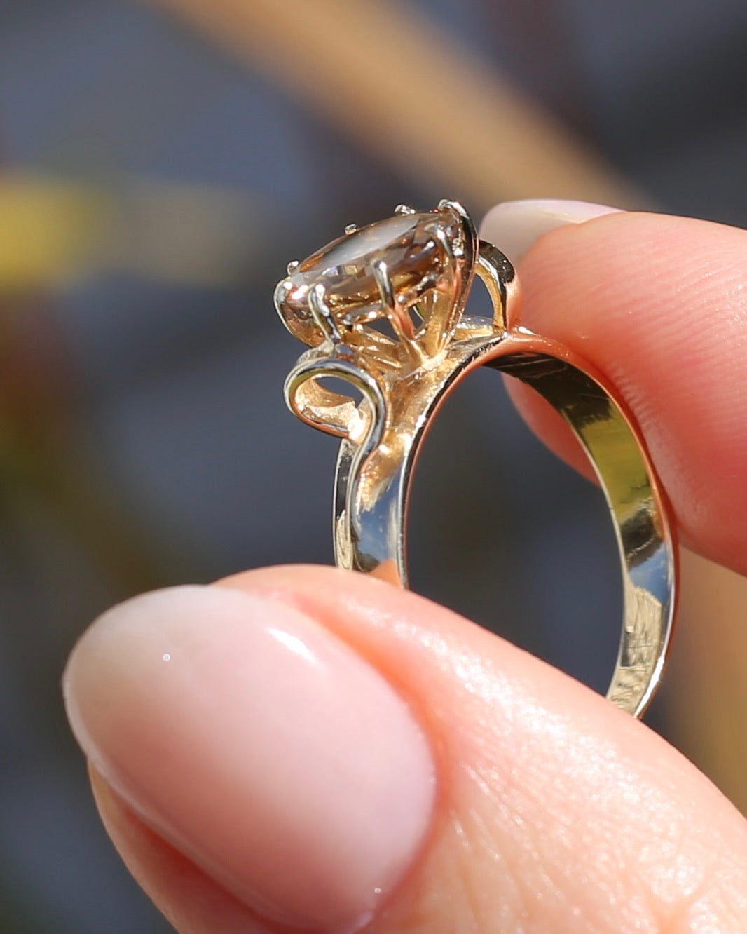 Pale Honey Coloured 2.4ct Australian Zircon in Vintage 9ct Yellow Gold, size P or 7.5
