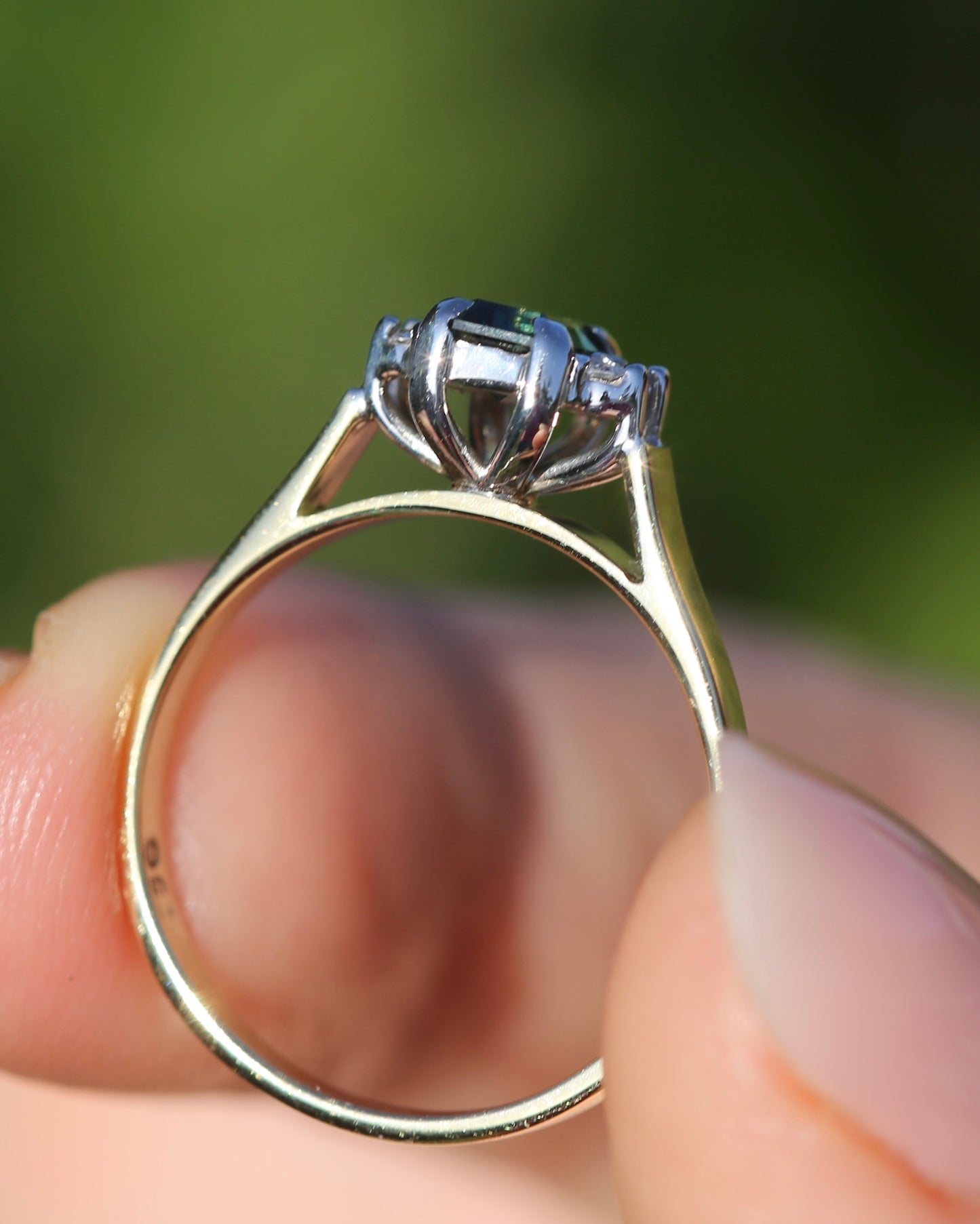 East African 0.725ct Teal Sapphire in Vintage Diamond Ring, 9ct Yellow and White Gold, size N1/2 or 7, 2.54g